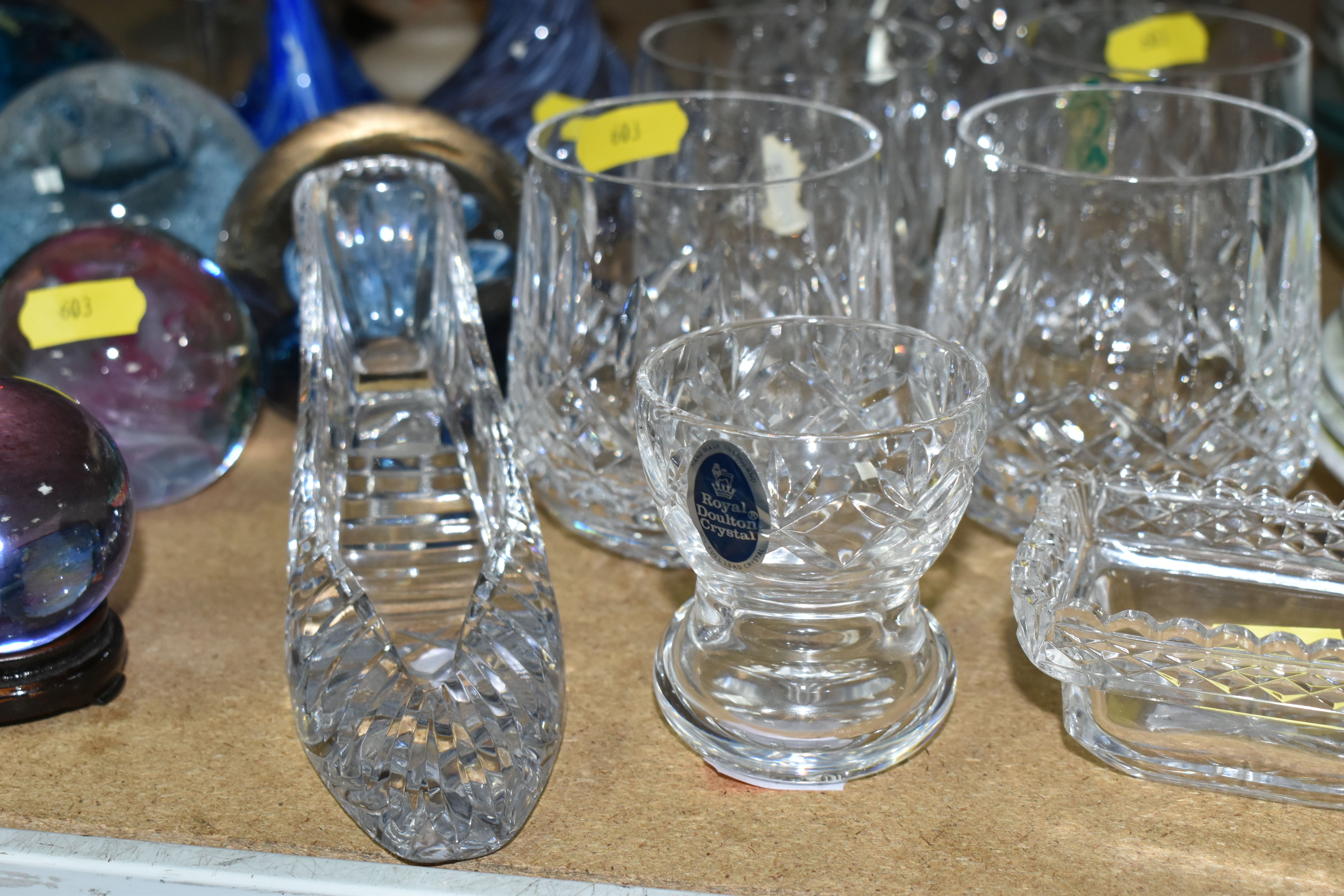 A QUANTITY OF DECORATIVE AND CUT GLASS ETC, to include four Waterford whiskey tumblers with labels - Bild 2 aus 11