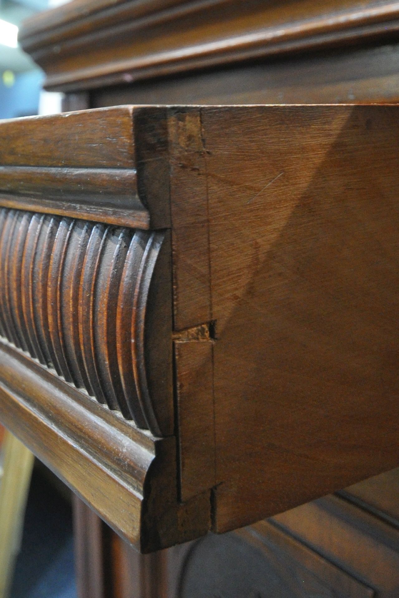 AN EDWARDIAN MAHOGANY MIRROR BACK SIDEBOARD, the top with three bevelled mirror plates, scrolled and - Image 6 of 6