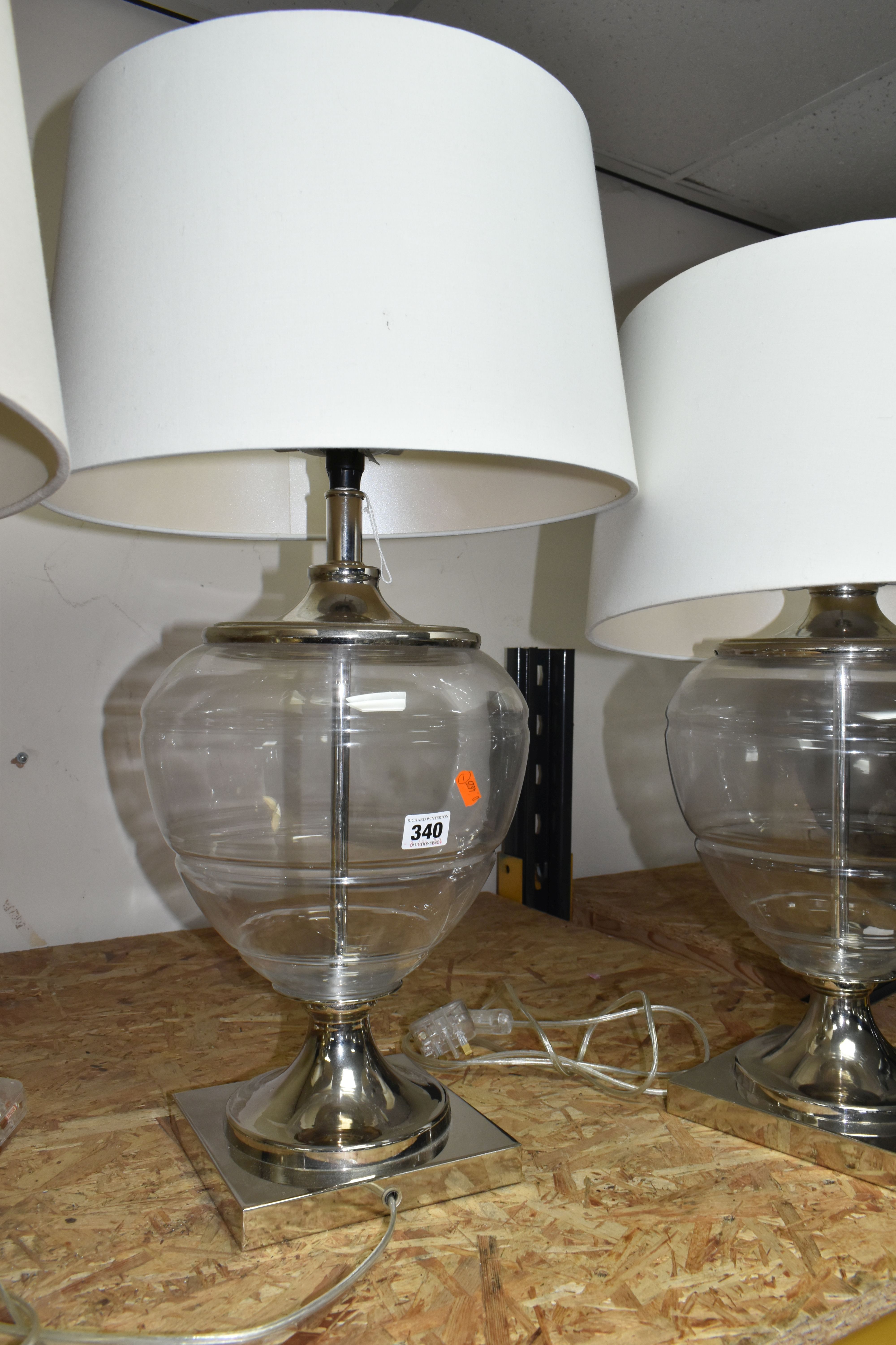 TWO MODERN TABLE LAMPS, with glass bodies and cream shades, height to top of fitting approximately - Bild 2 aus 4