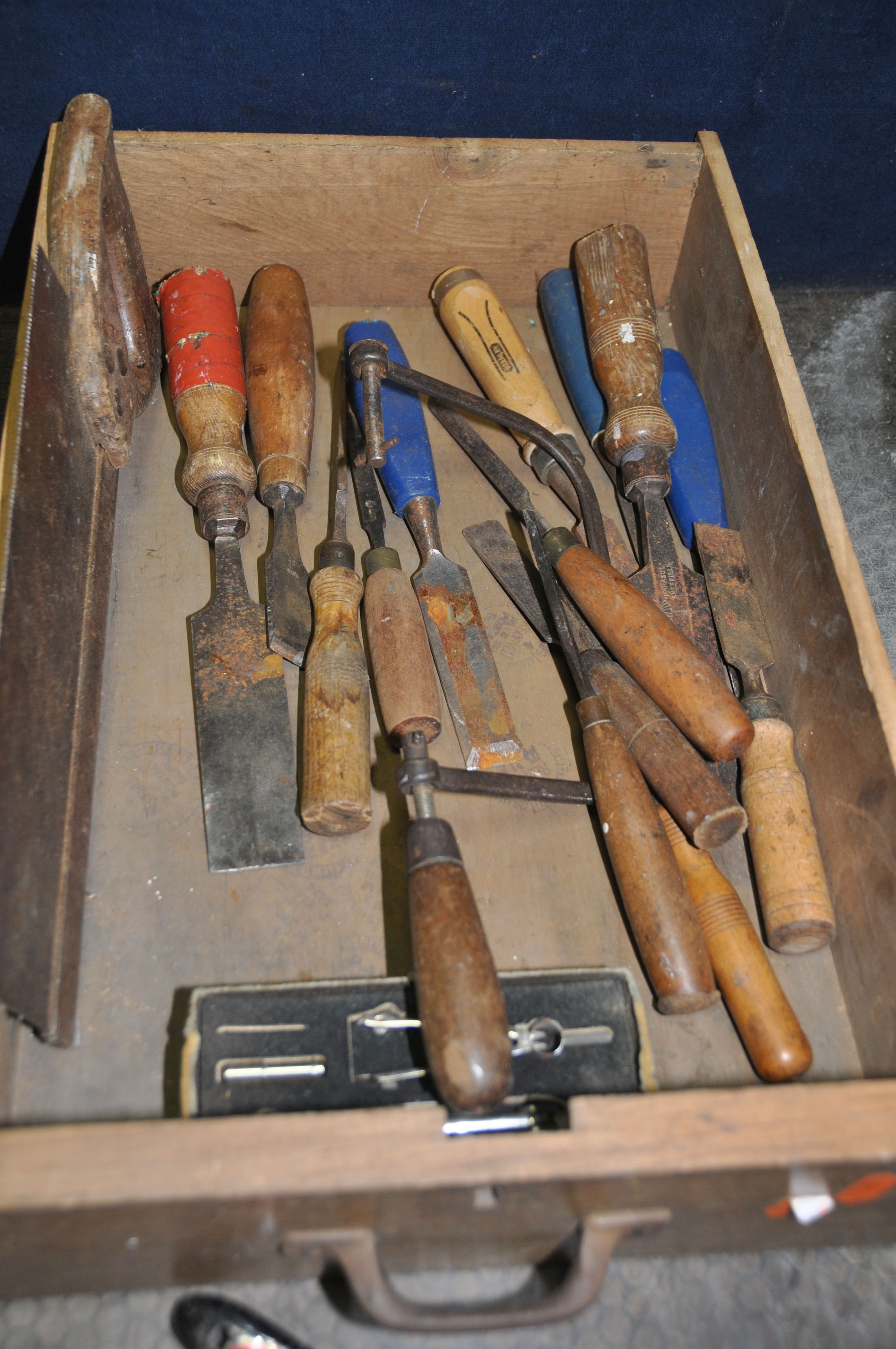 A WOODEN DRAWER CONTAINING CARPENTRY TOOLS including a vintage steel rebate plane with 5/8in cut 6in - Image 3 of 3