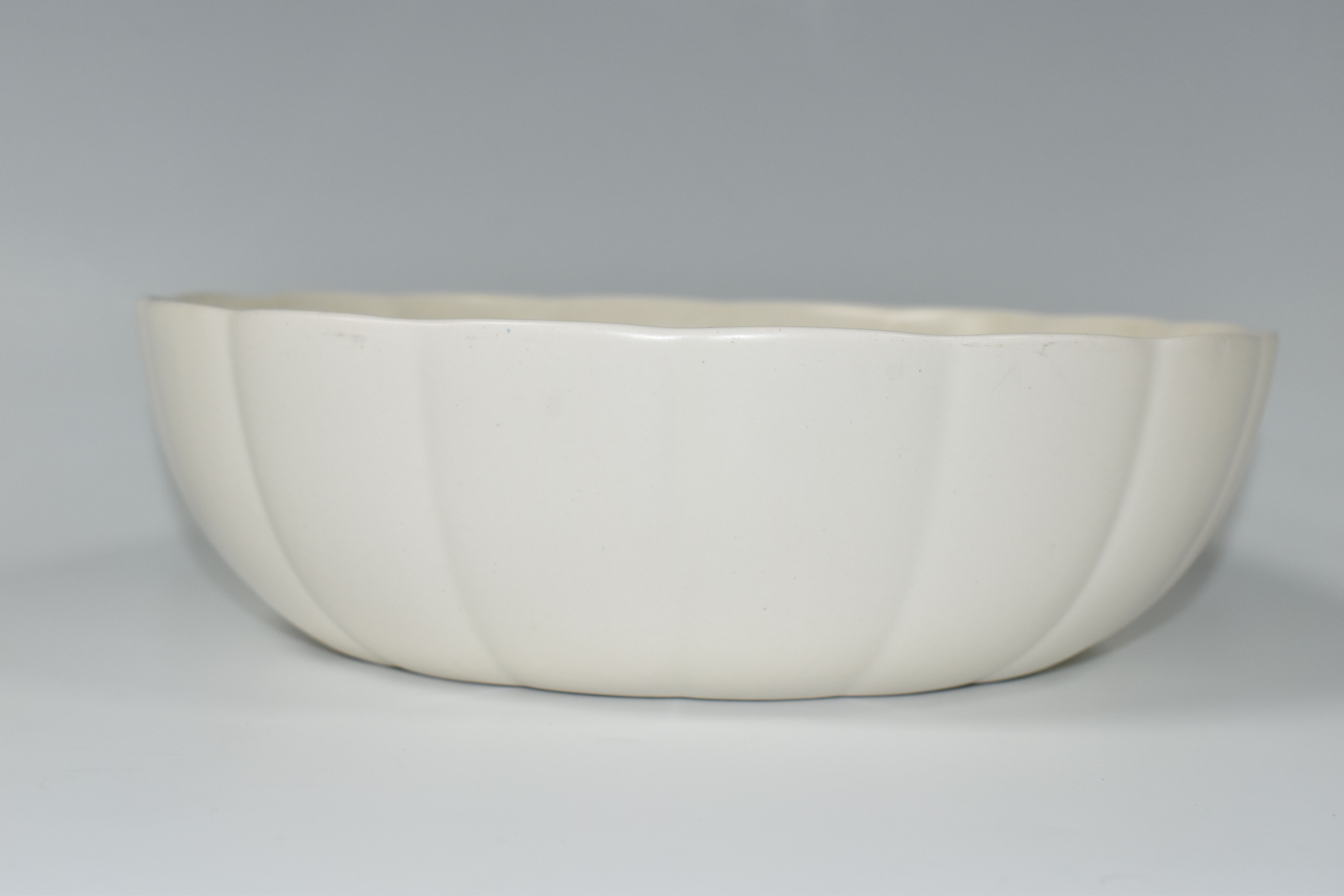 A KEITH MURRAY DESIGN BOWL FOR WEDGWOOD, a cream fluted bowl, blue printed backstamp, diameter - Image 4 of 6
