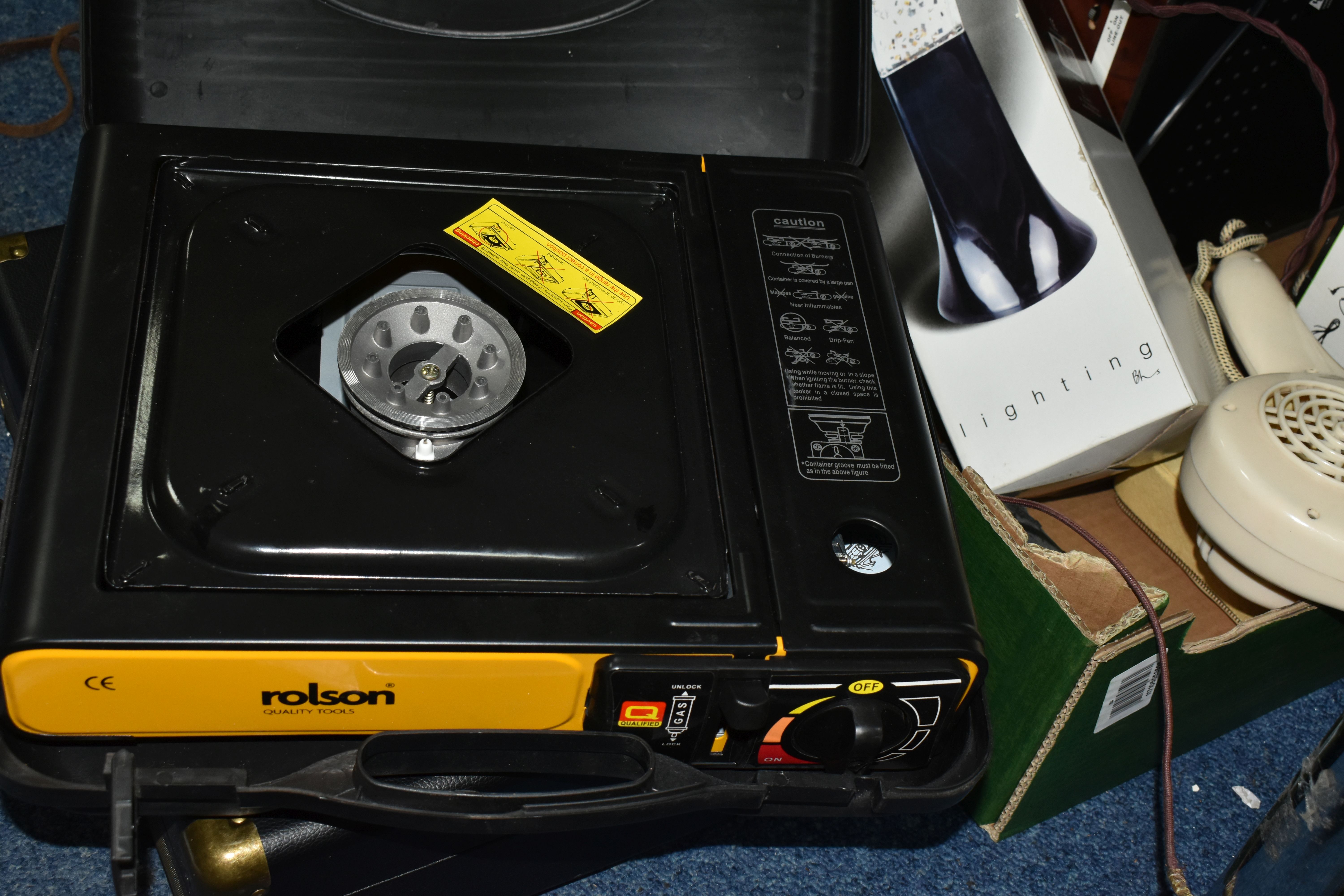 THREE BOXES AND LOOSE ELECTRICALS ITEMS AND SUNDRIES, to include an MT-PH02 radio/turntable, a boxed - Image 8 of 9