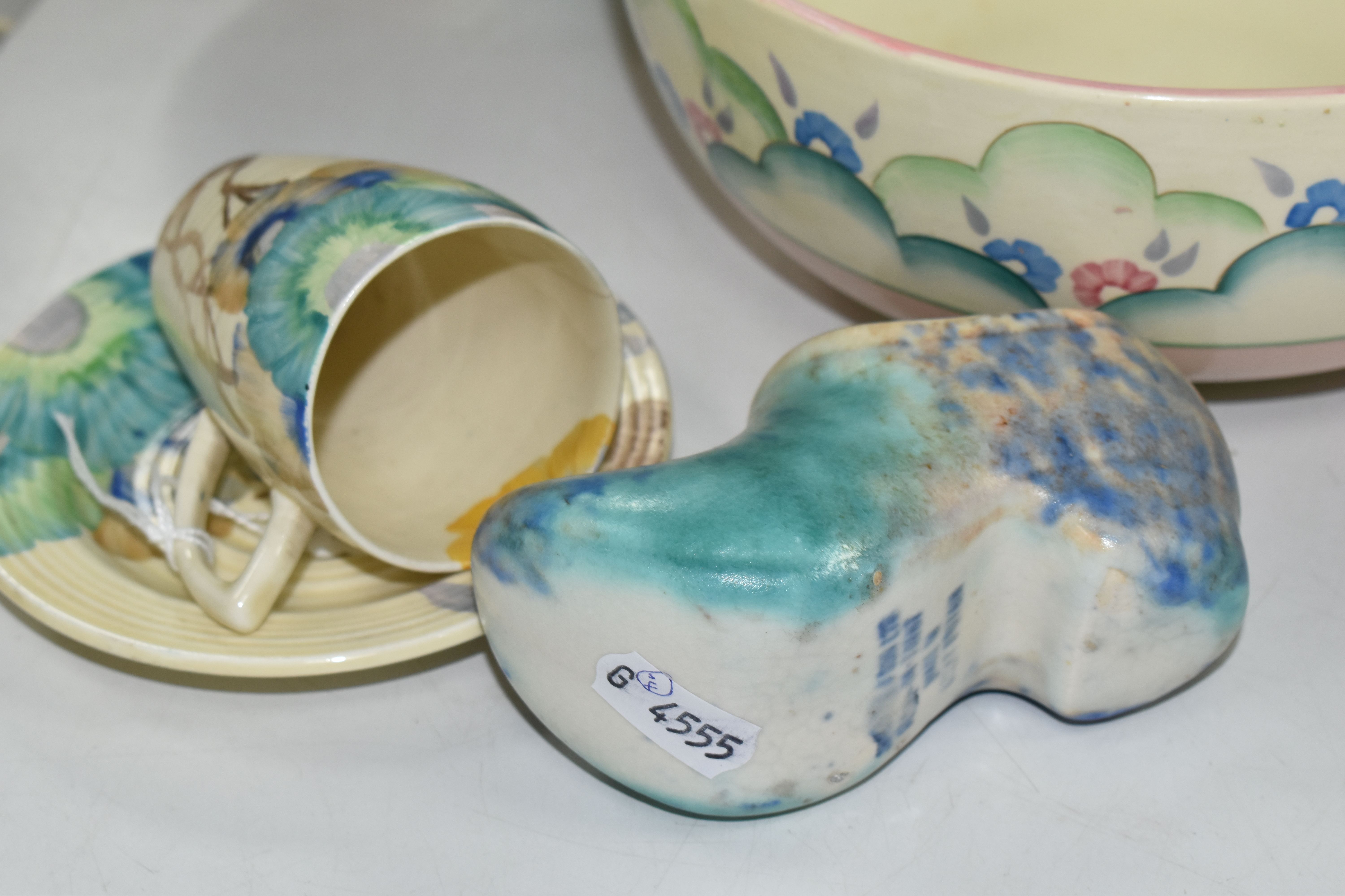 A GROUP OF CLARICE CLIFF AND SHORTER & SONS POTTERY, comprising a 'Clouds' design bowl, pink and - Bild 4 aus 9