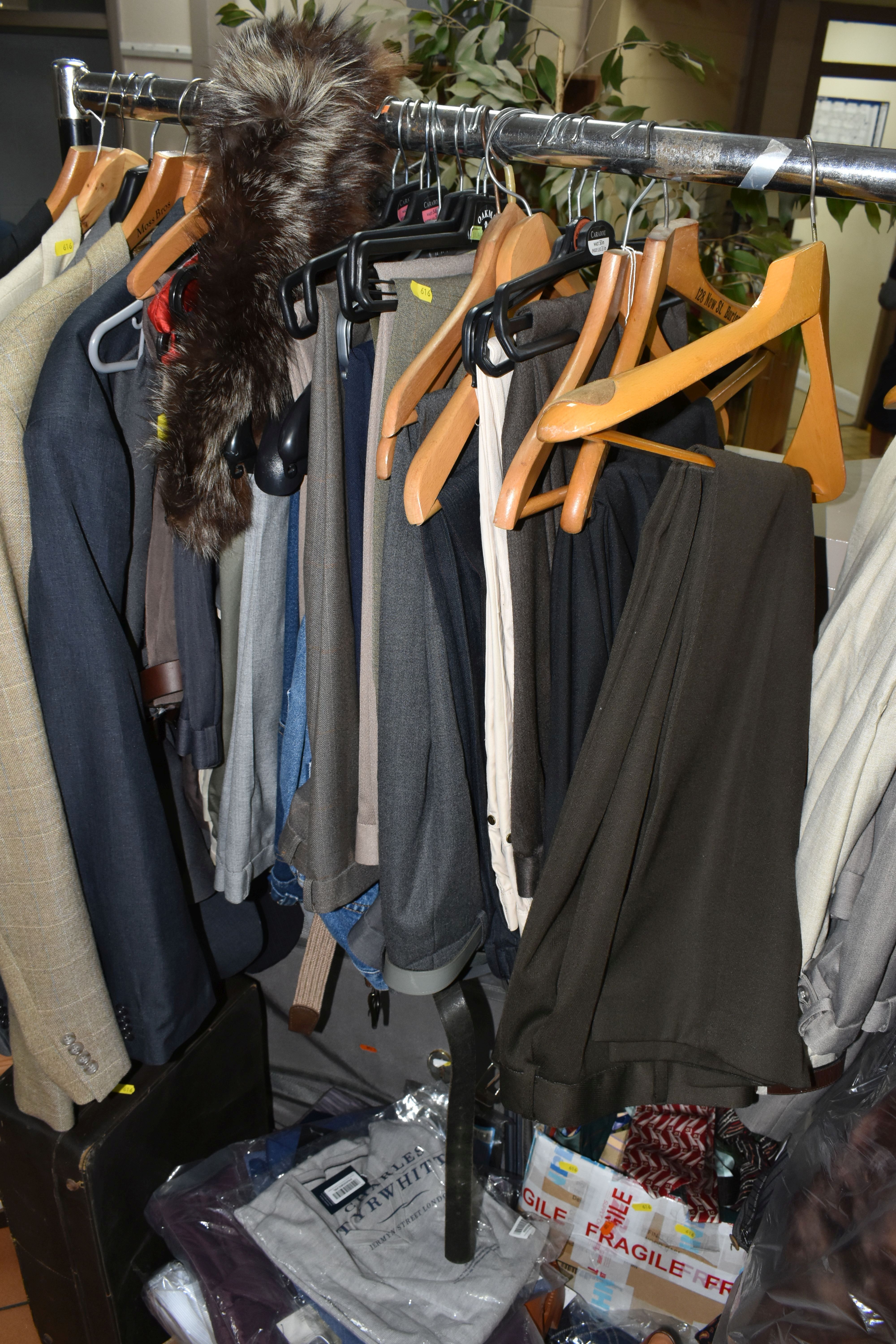 A QUANTITY OF LADIES AND GENTS CLOTHING, SUITCASES, BEDDING AND CLOTHING ACCESSORIES, the majority - Image 10 of 13