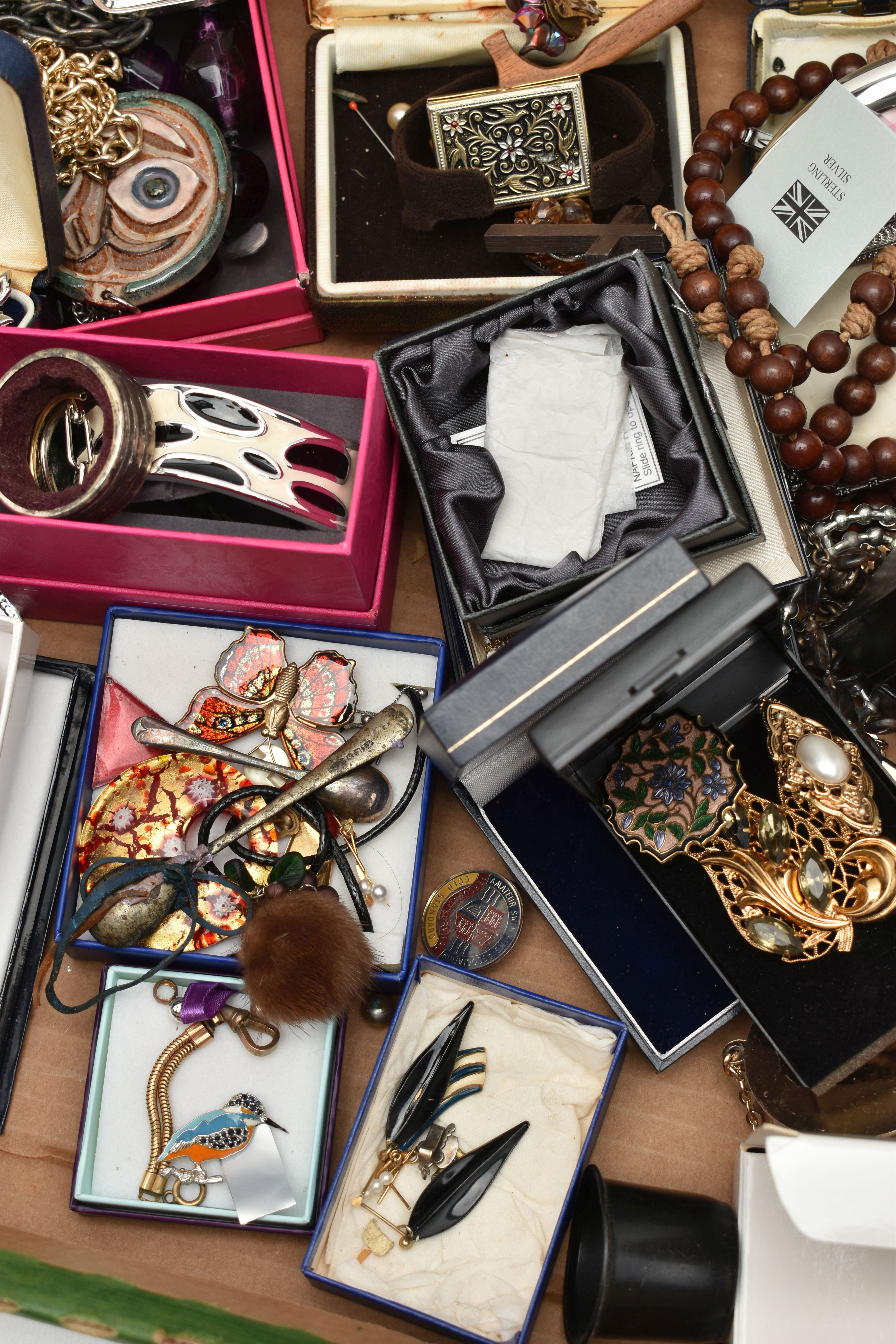 A BOX OF ASSORTED JEWELLERY, to include a selection of chains, necklaces, brooches and earrings, two - Bild 3 aus 4