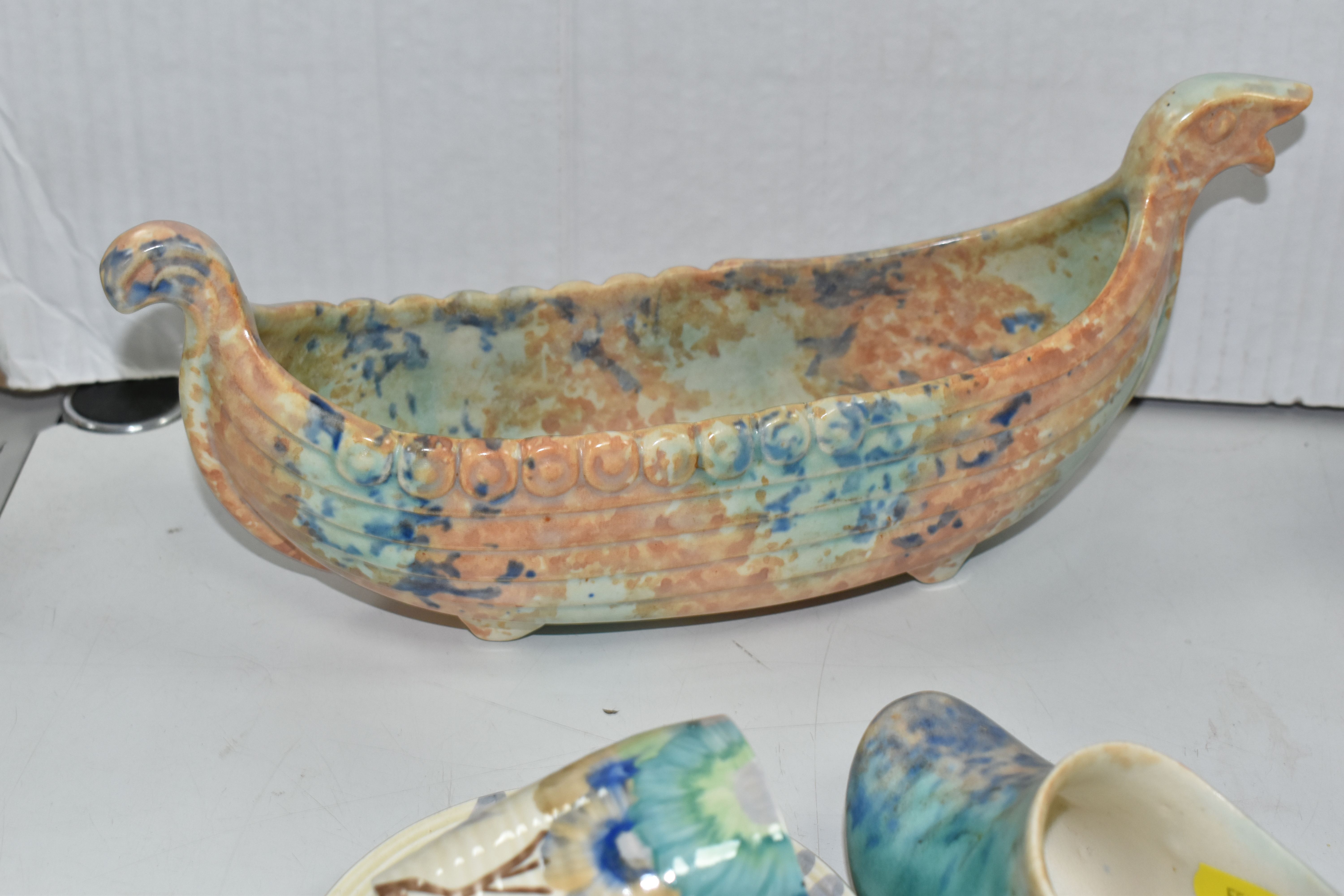 A GROUP OF CLARICE CLIFF AND SHORTER & SONS POTTERY, comprising a 'Clouds' design bowl, pink and - Bild 8 aus 9