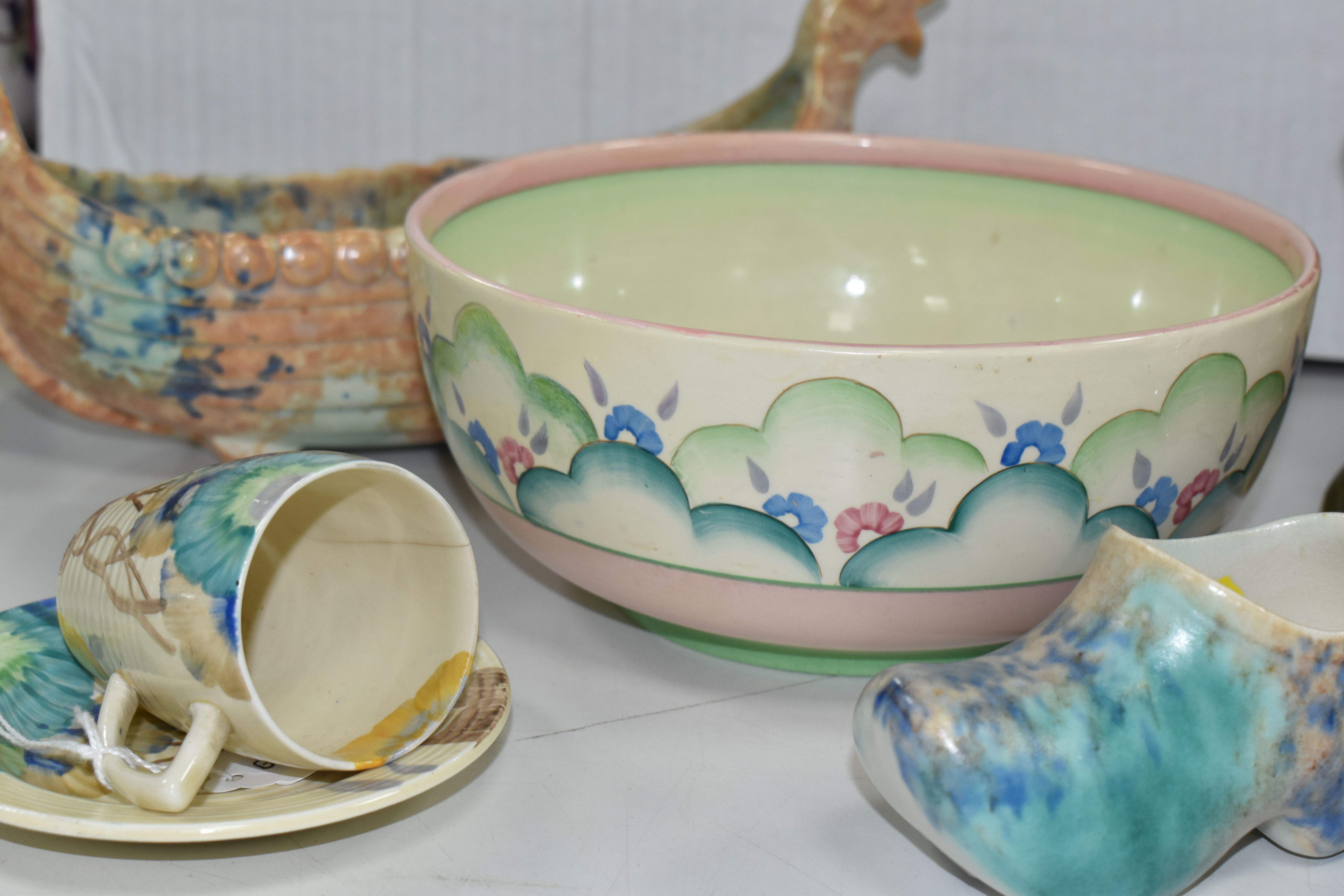 A GROUP OF CLARICE CLIFF AND SHORTER & SONS POTTERY, comprising a 'Clouds' design bowl, pink and - Bild 5 aus 9