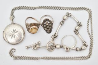 FIVE ITEMS OF JEWELLERY, to include a silver circular locket, hallmarked Birmingham, fitted with a