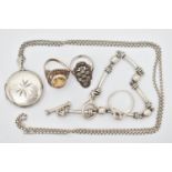 FIVE ITEMS OF JEWELLERY, to include a silver circular locket, hallmarked Birmingham, fitted with a