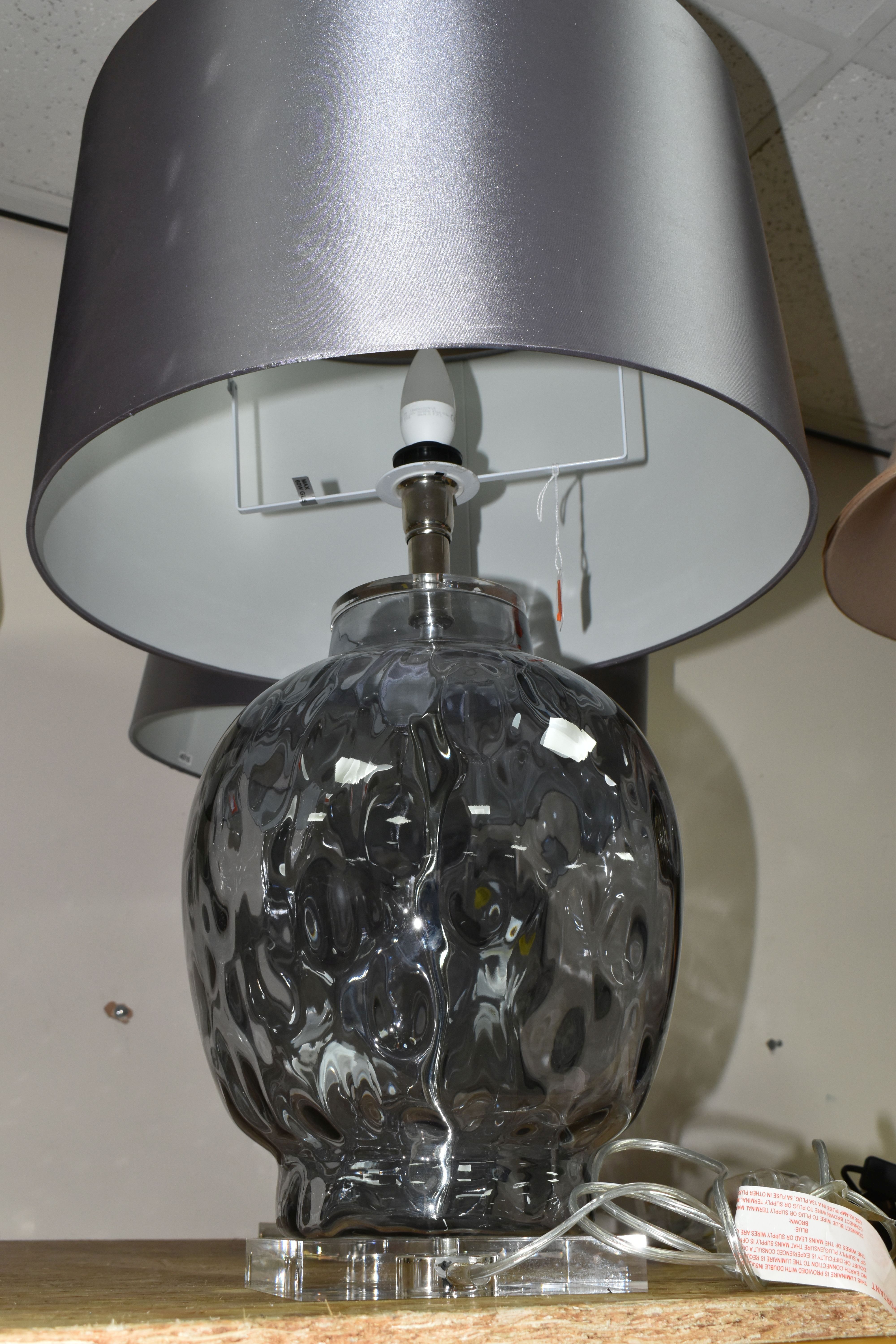 A PAIR OF LARGE CONTEMPORARY GLASS TABLE LAMPS, comprising 'Isla Bubble Glass' bases by R.V Astley - Bild 2 aus 4