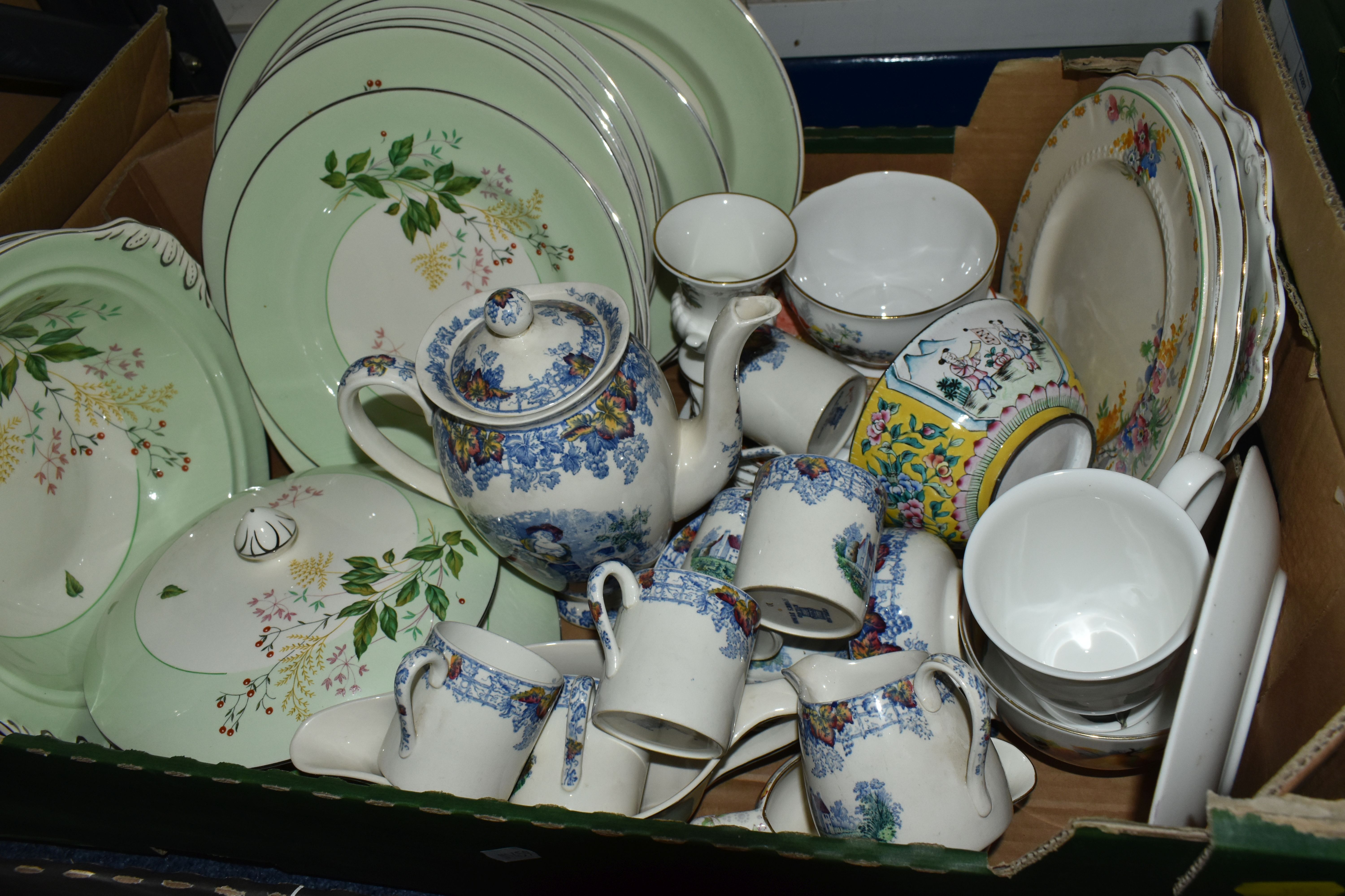 TWO BOXES OF DINNERWARE, to include five pieces of Hornsea Heirloom: two tureens, a coffee pot, a - Image 3 of 5