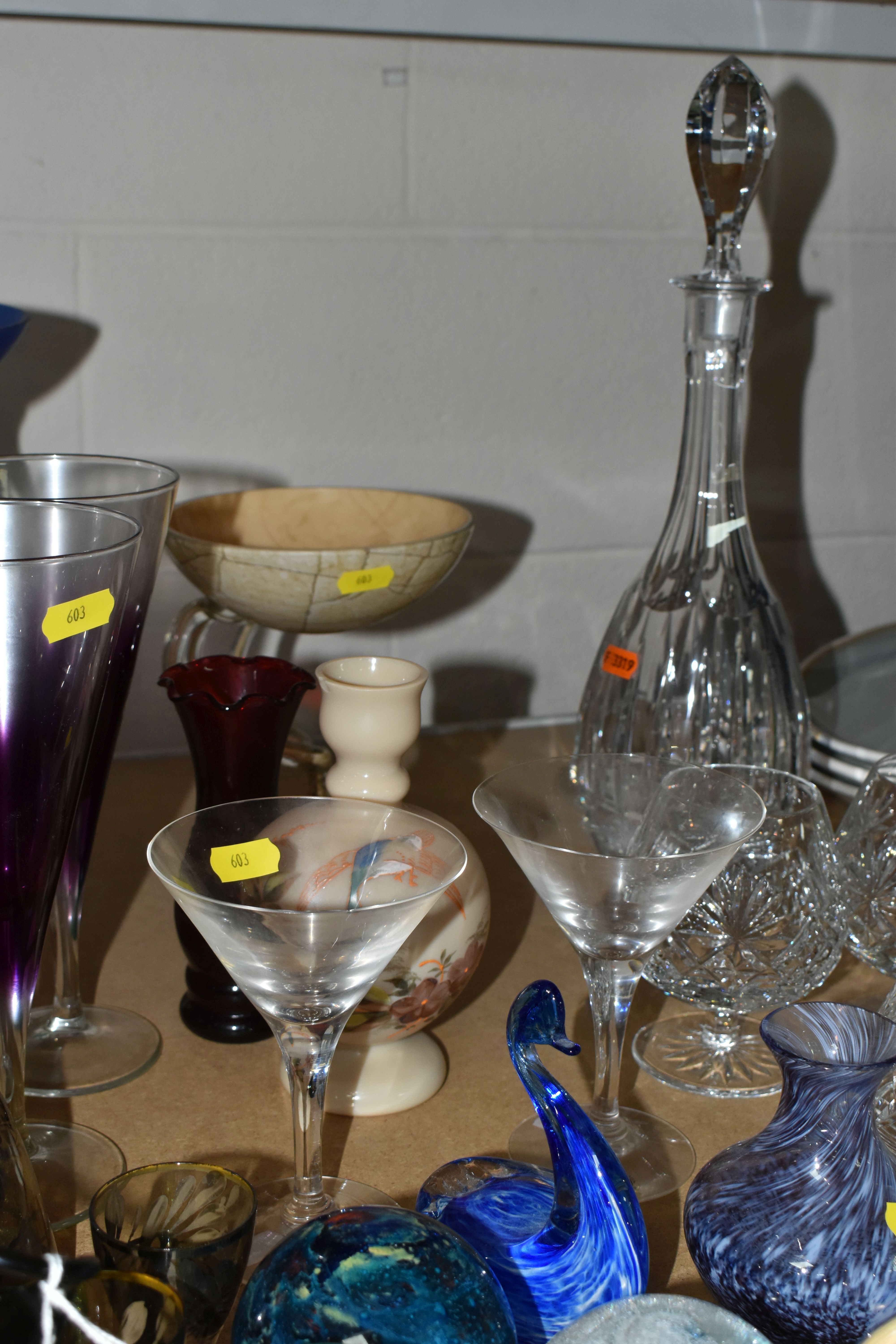 A QUANTITY OF DECORATIVE AND CUT GLASS ETC, to include four Waterford whiskey tumblers with labels - Bild 7 aus 11