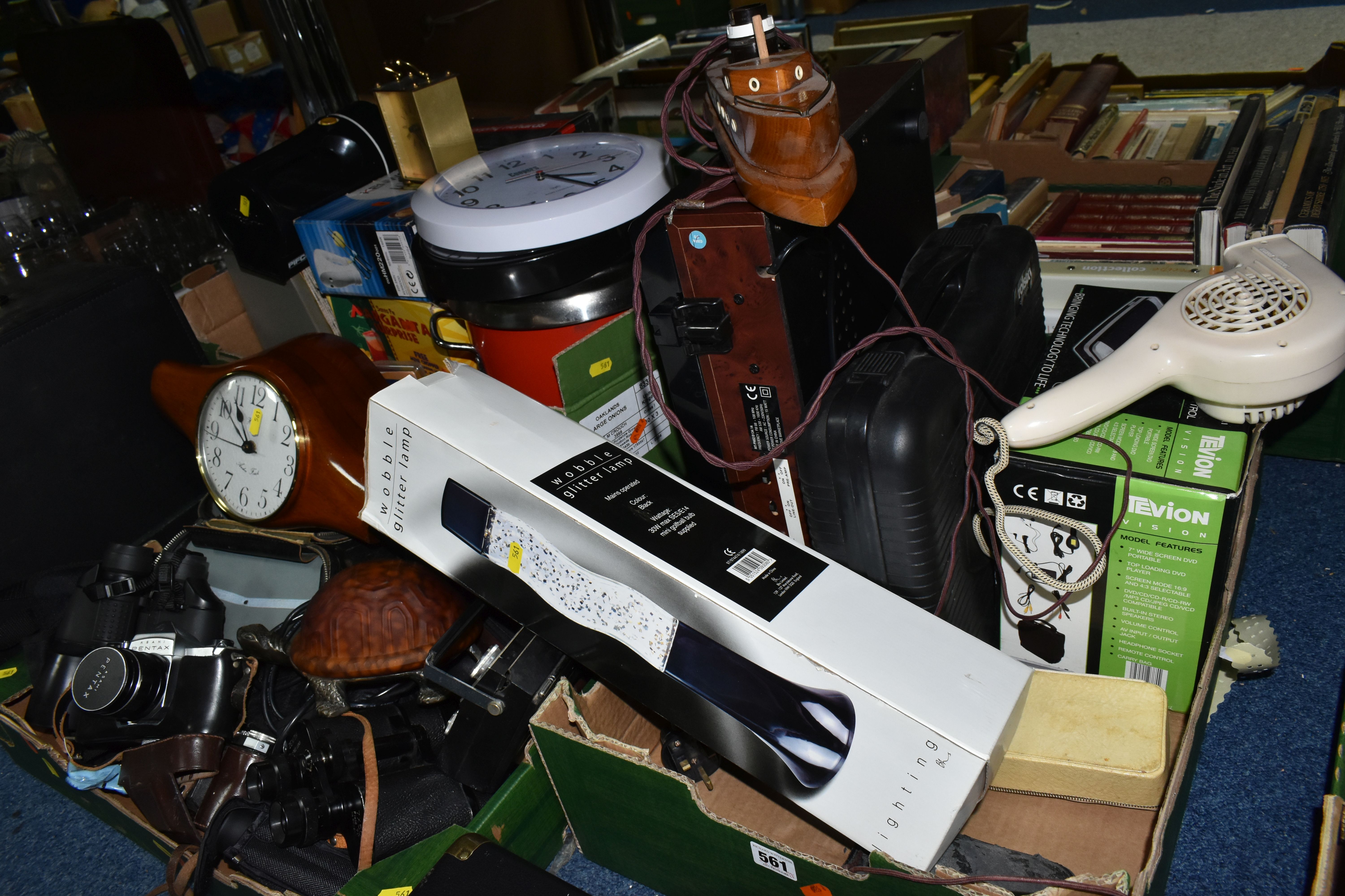 THREE BOXES AND LOOSE ELECTRICALS ITEMS AND SUNDRIES, to include an MT-PH02 radio/turntable, a boxed - Image 7 of 9