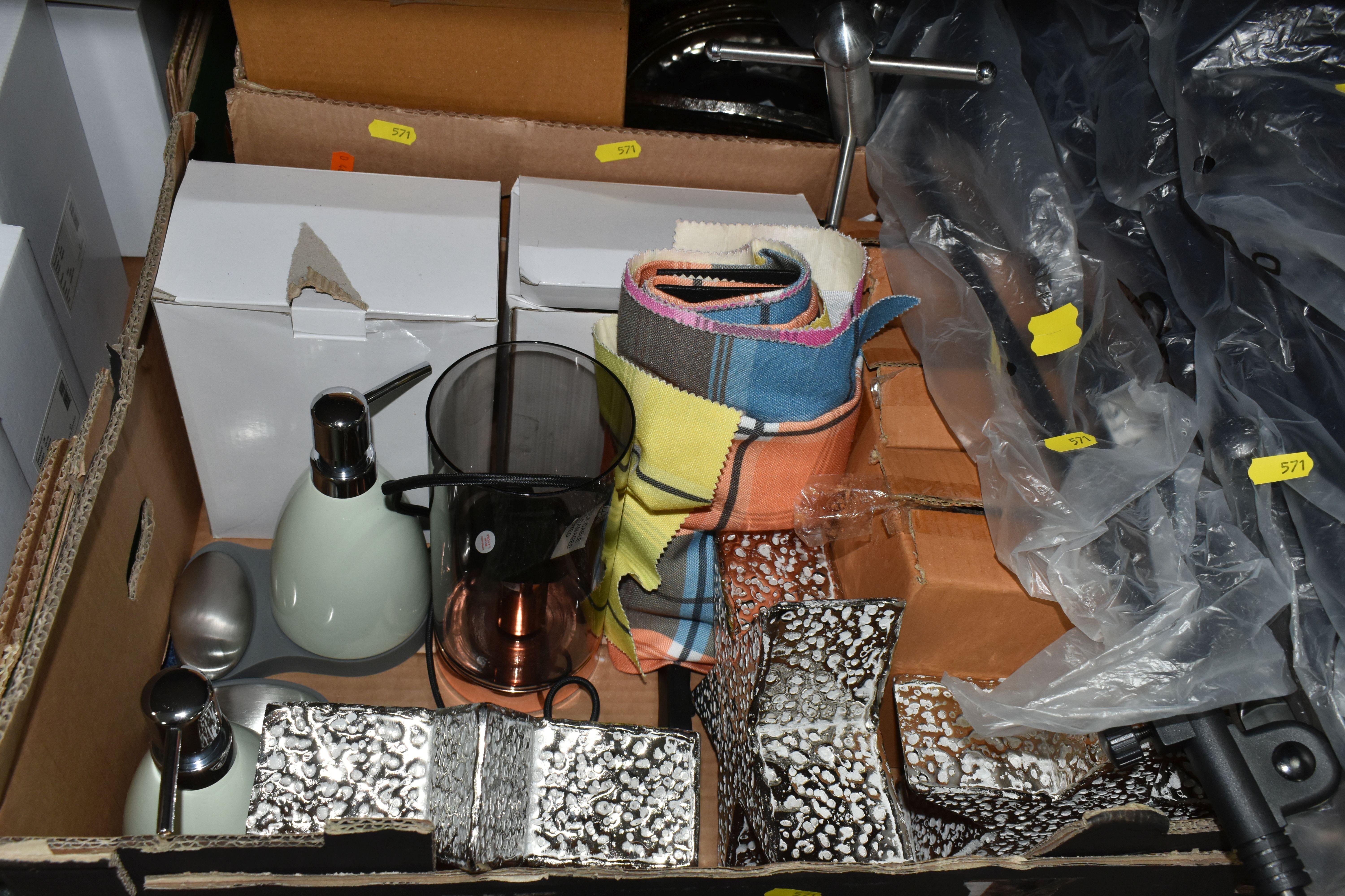 THREE BOXES AND LOOSE OF BOXED AND LOOSE MODERN DECORATIVE HOUSEHOLD AND UTILITARIAN ITEMS, - Image 3 of 10