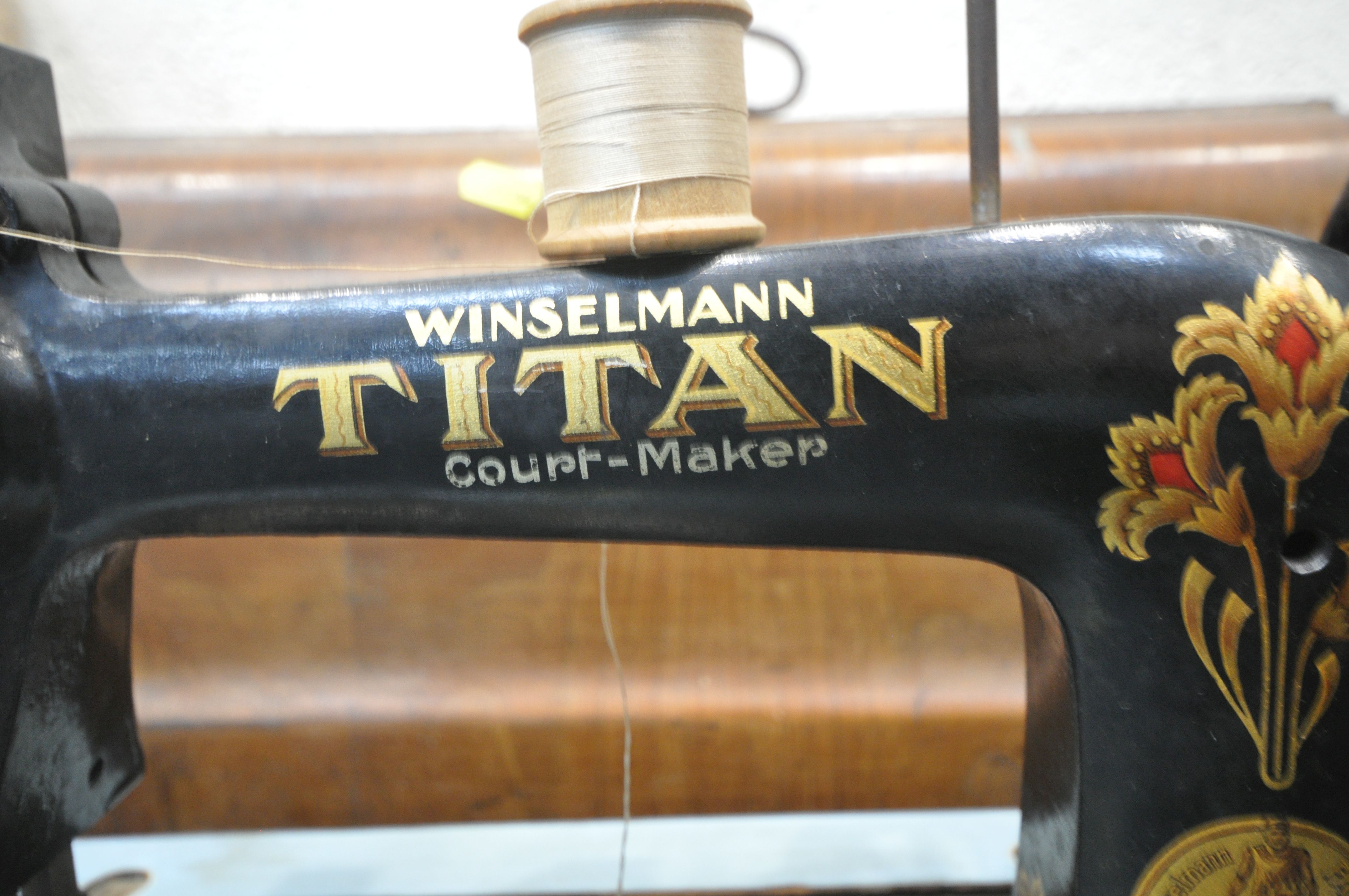 AN EARLY 20TH CENTURY WINSELMANN TITAN HAND OPERATED SEWING MACHINE, model number 2012512, a - Image 3 of 5