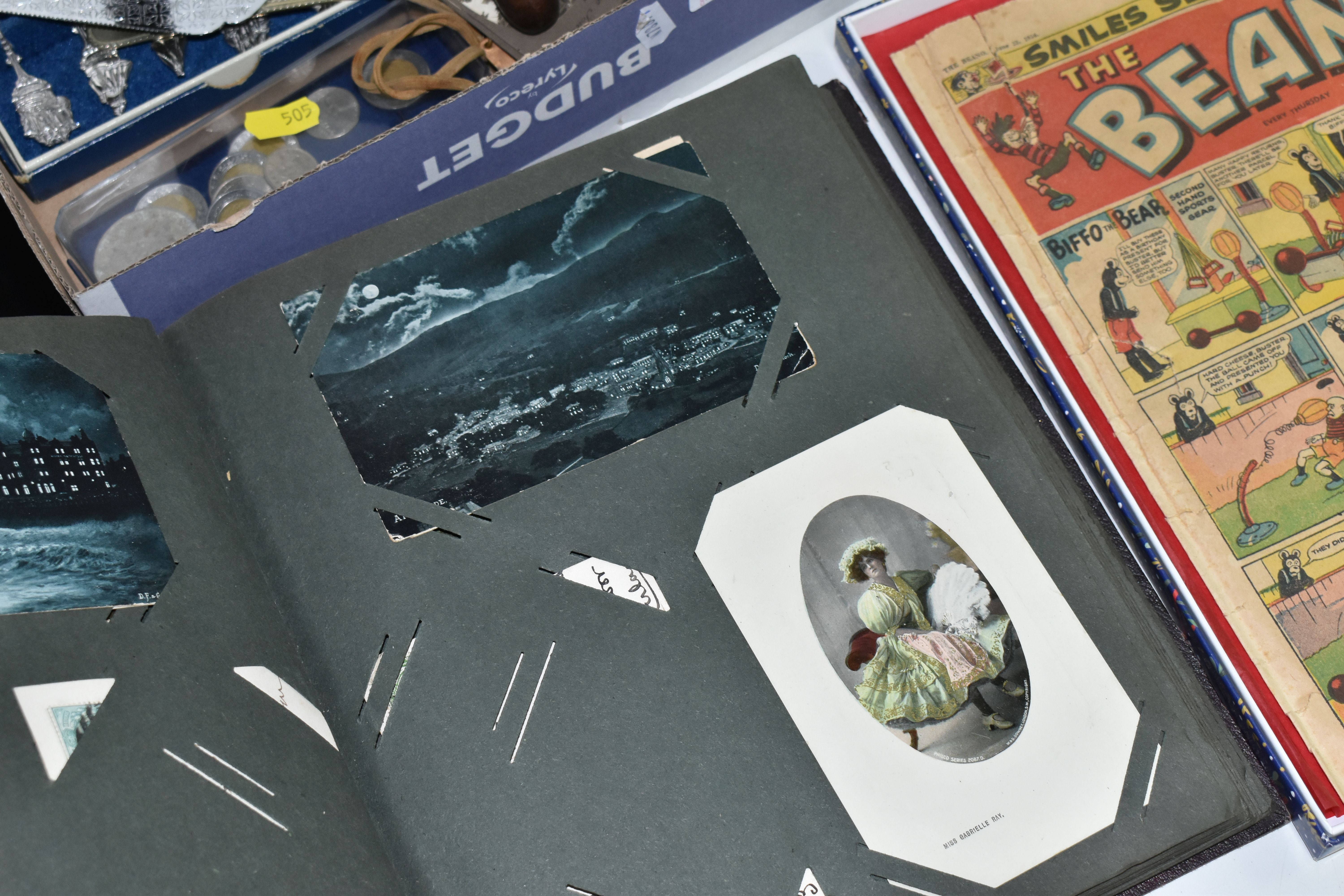 A GROUP OF EPHEMERA INCLUDING STEREOSCOPIC VIEWER, EDWARDIAN POSTCARD ALBUM AND CONTENTS, ETC, the - Image 12 of 17