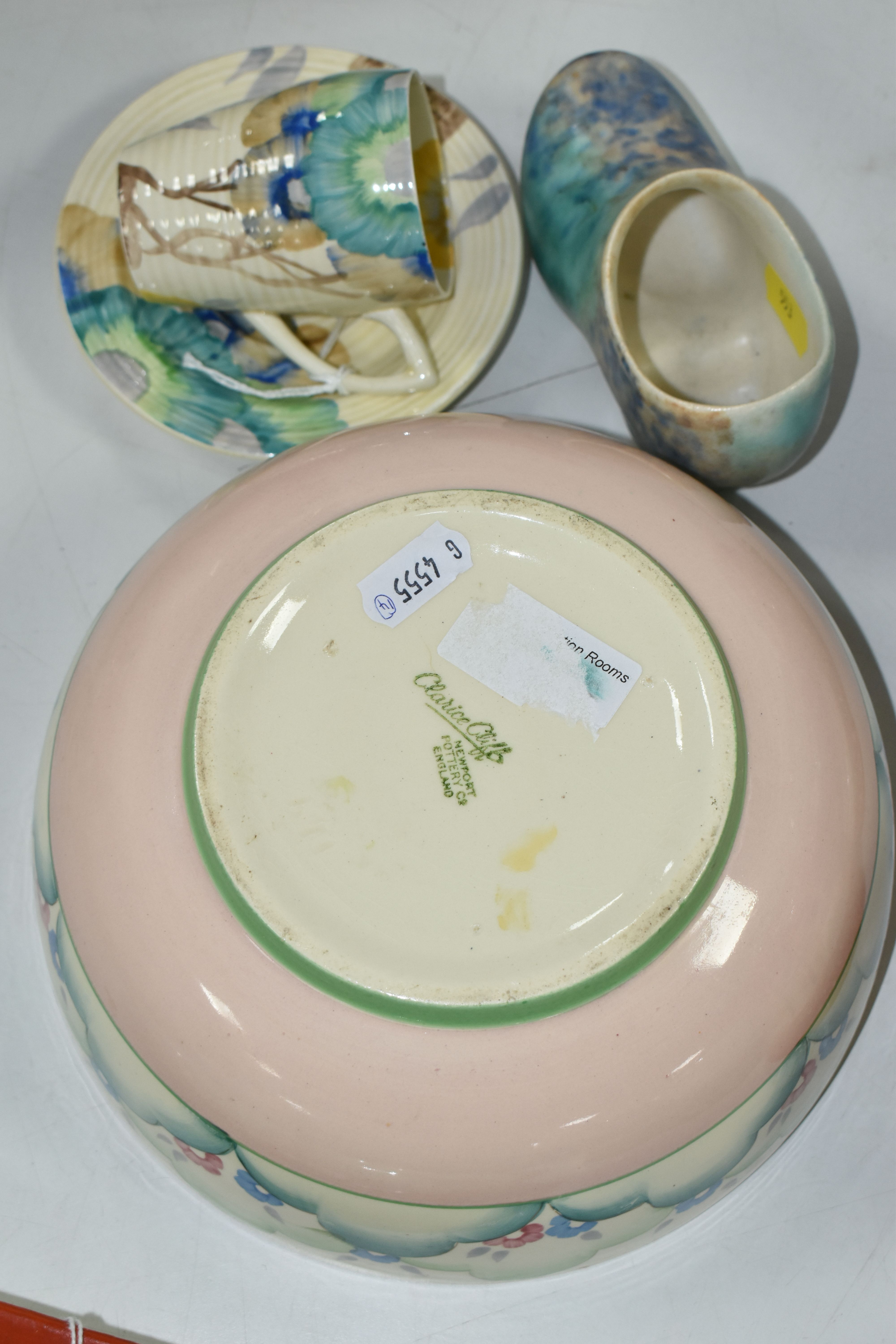 A GROUP OF CLARICE CLIFF AND SHORTER & SONS POTTERY, comprising a 'Clouds' design bowl, pink and - Bild 7 aus 9