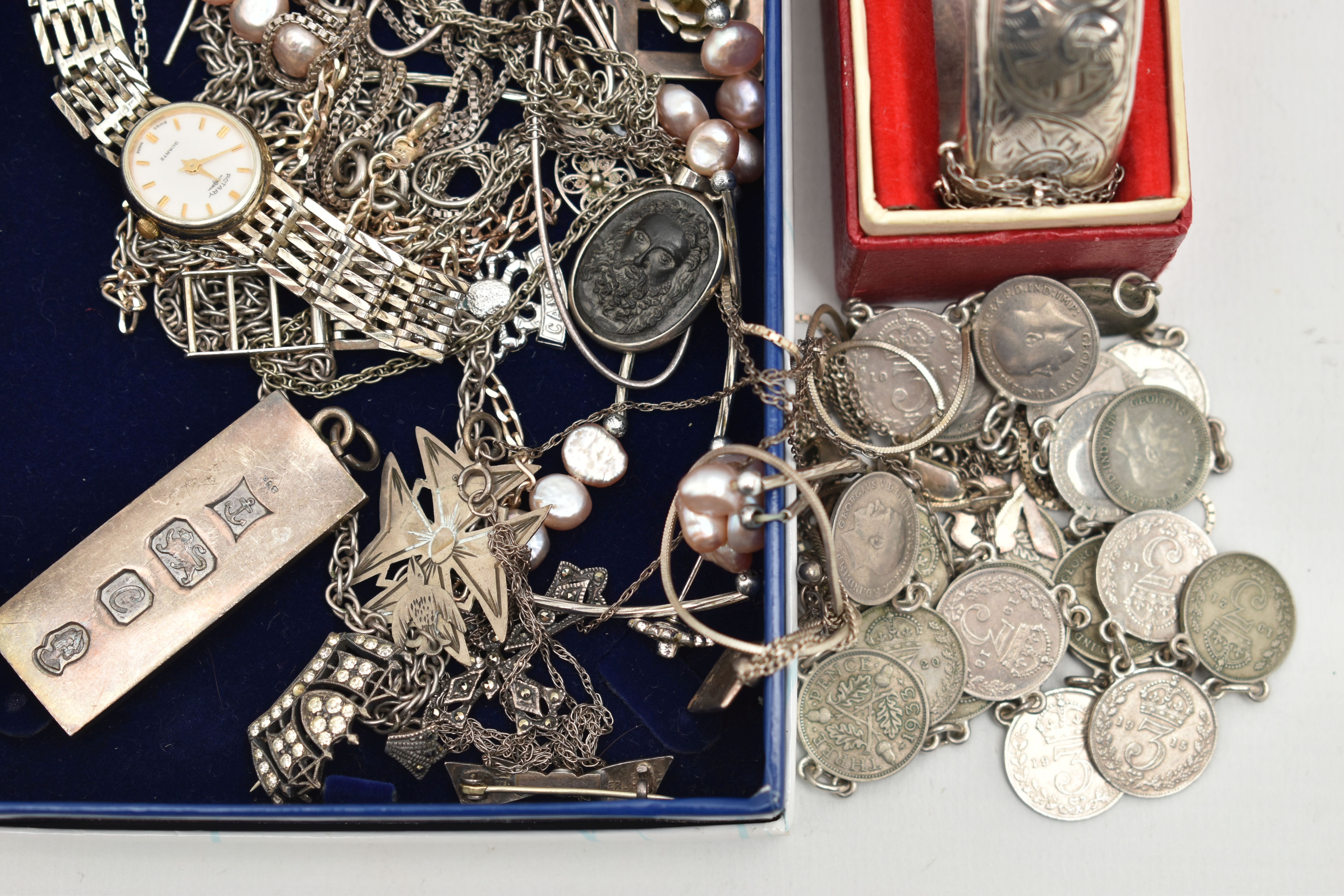 A SELECTION OF SILVER AND WHITE METAL JEWELLERY, to include a boxed silver hinged bangle with floral - Bild 3 aus 3