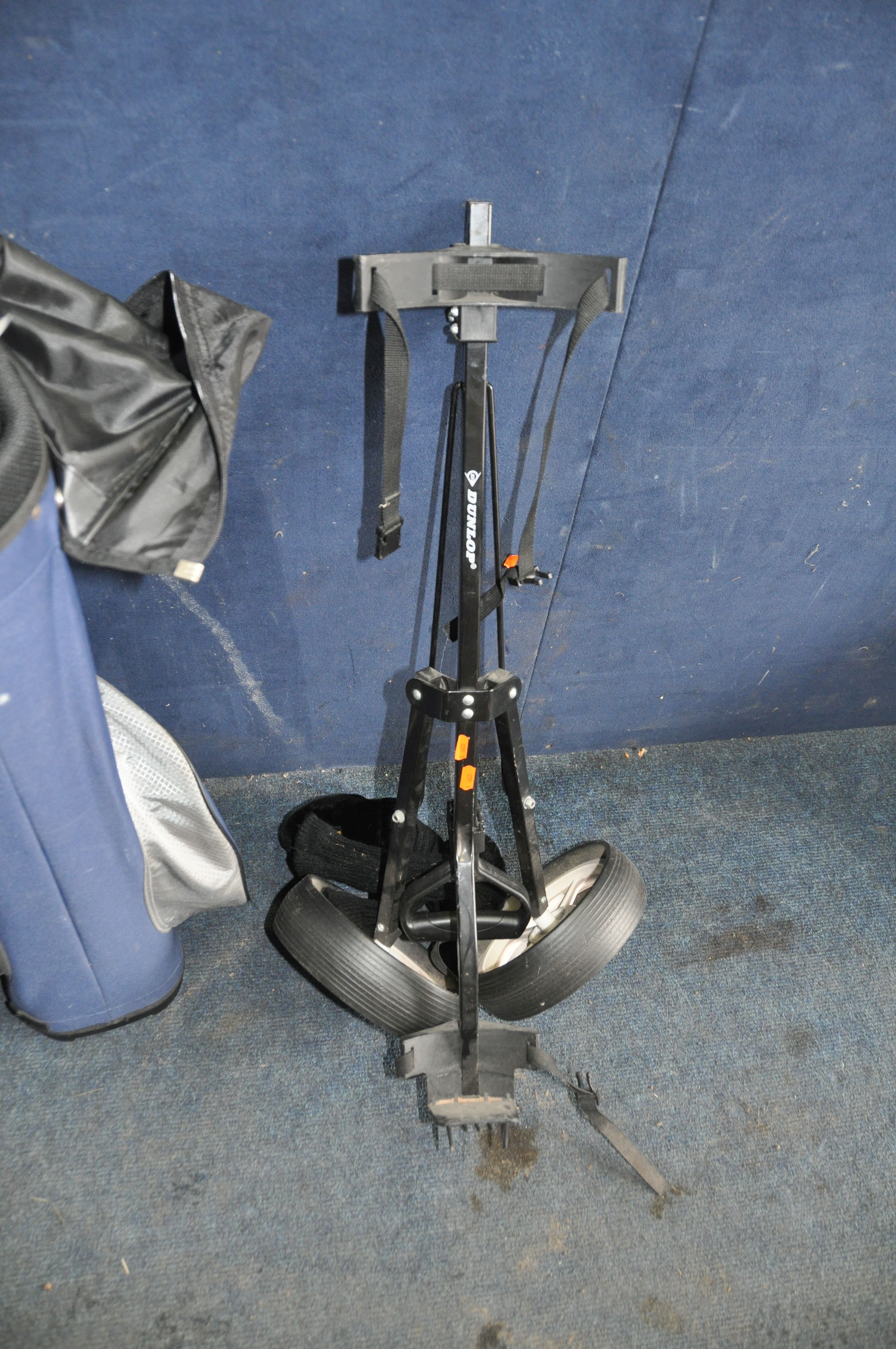 TWO GOLF BAGS CONTAINING DUNLOP AND DONNAY CLUBS including thirteen irons, seven drivers and two - Bild 4 aus 4