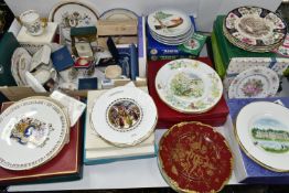 ONE BOX AND LOOSE ROYAL COMMEMORATIVE ITEMS AND COLLECTOR'S PLATES, to include two boxed wedgwood '