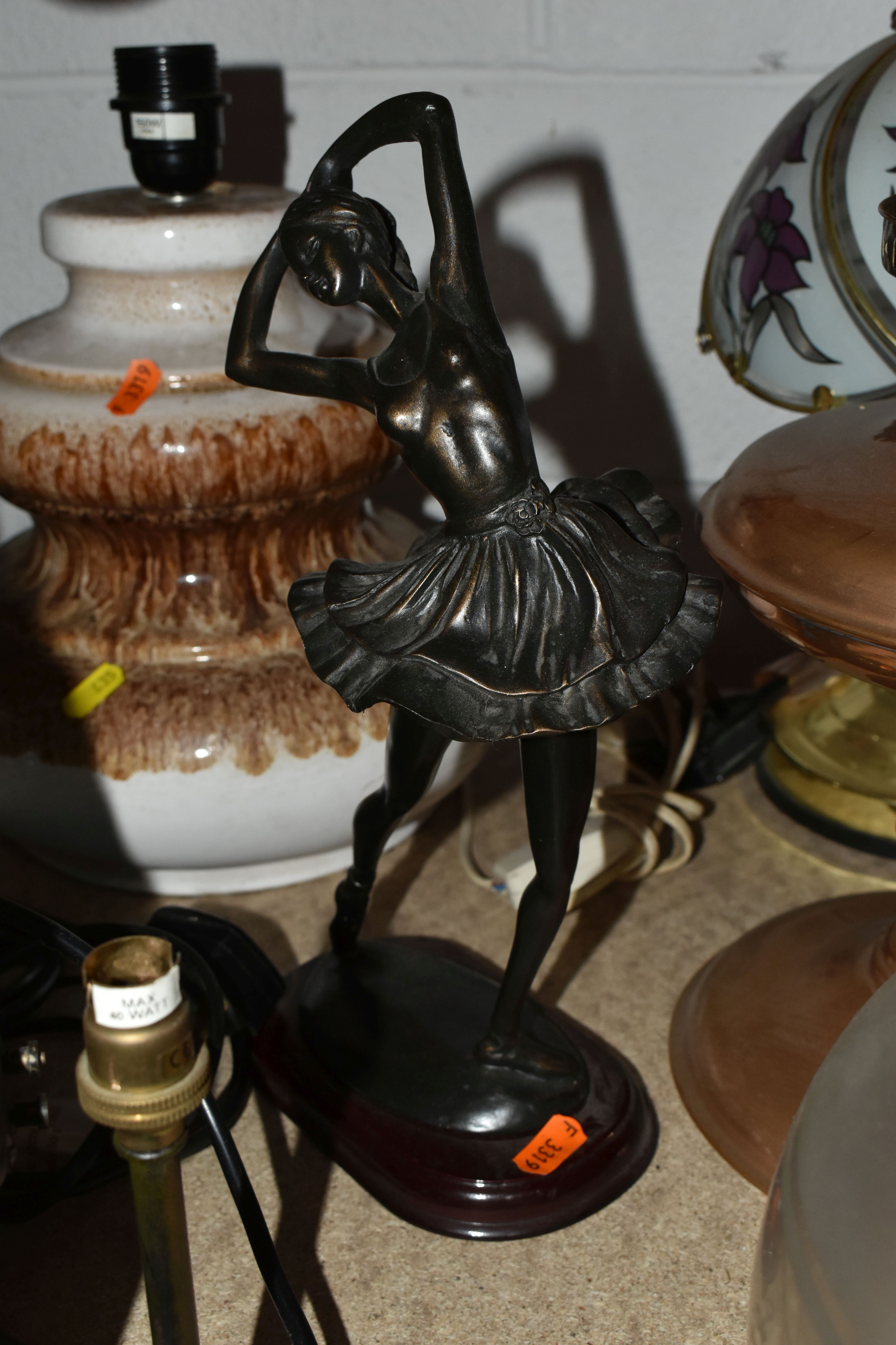 ONE BOX AND LOOSE LAMPS AND GLASS SHADES, to include a copper oil lamp, two glass reservoir oil - Image 12 of 12