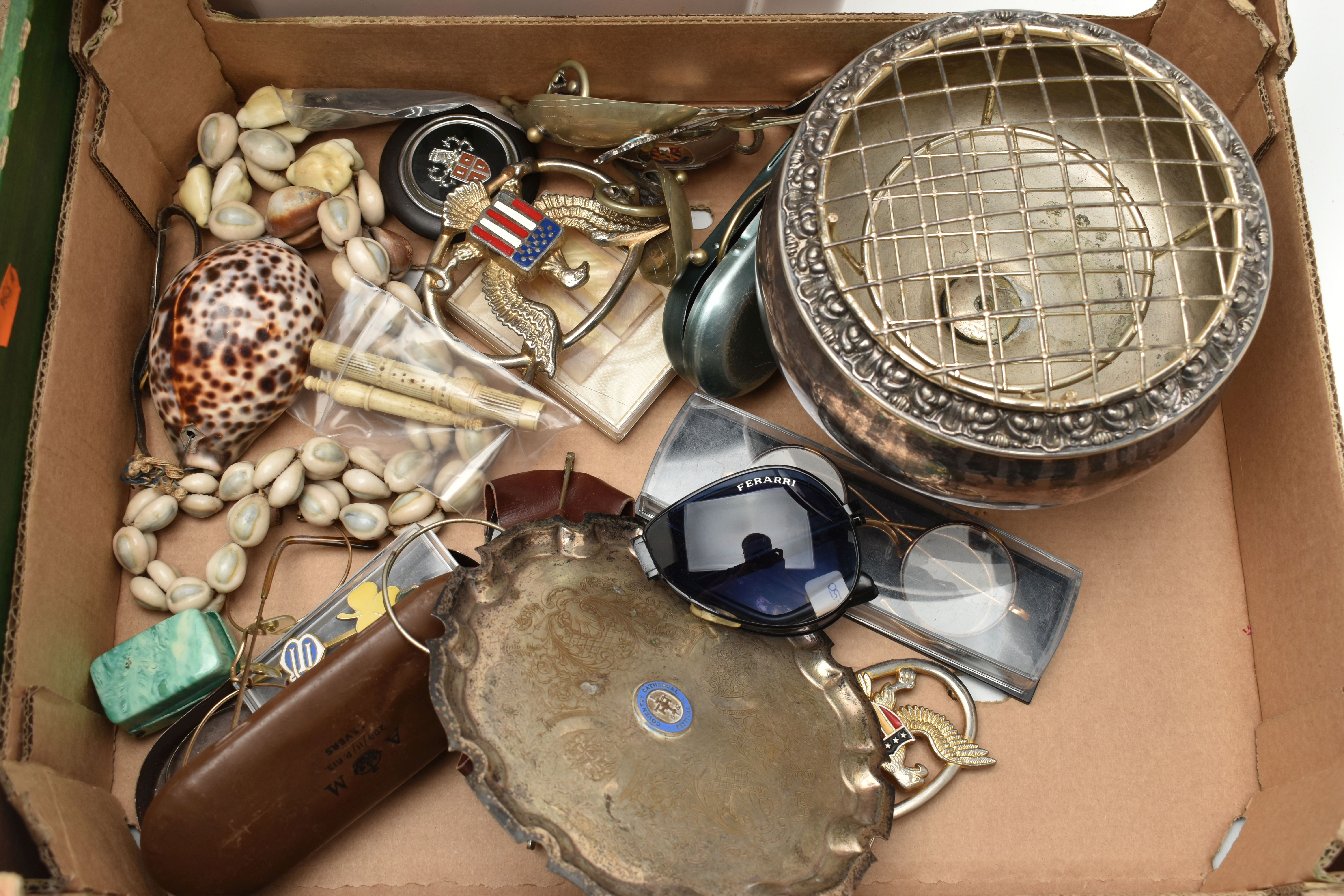 A LARGE BOX OF ASSORTED ITEMS, to include assorted spectacles, a large shell necklace, a pair of - Bild 2 aus 6