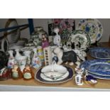 A GROUP OF ROYAL CROWN DERBY, ROYAL DOULTON, MASONS IRONSTONE, BESWICK AND OTHER CERAMICS, ETC,