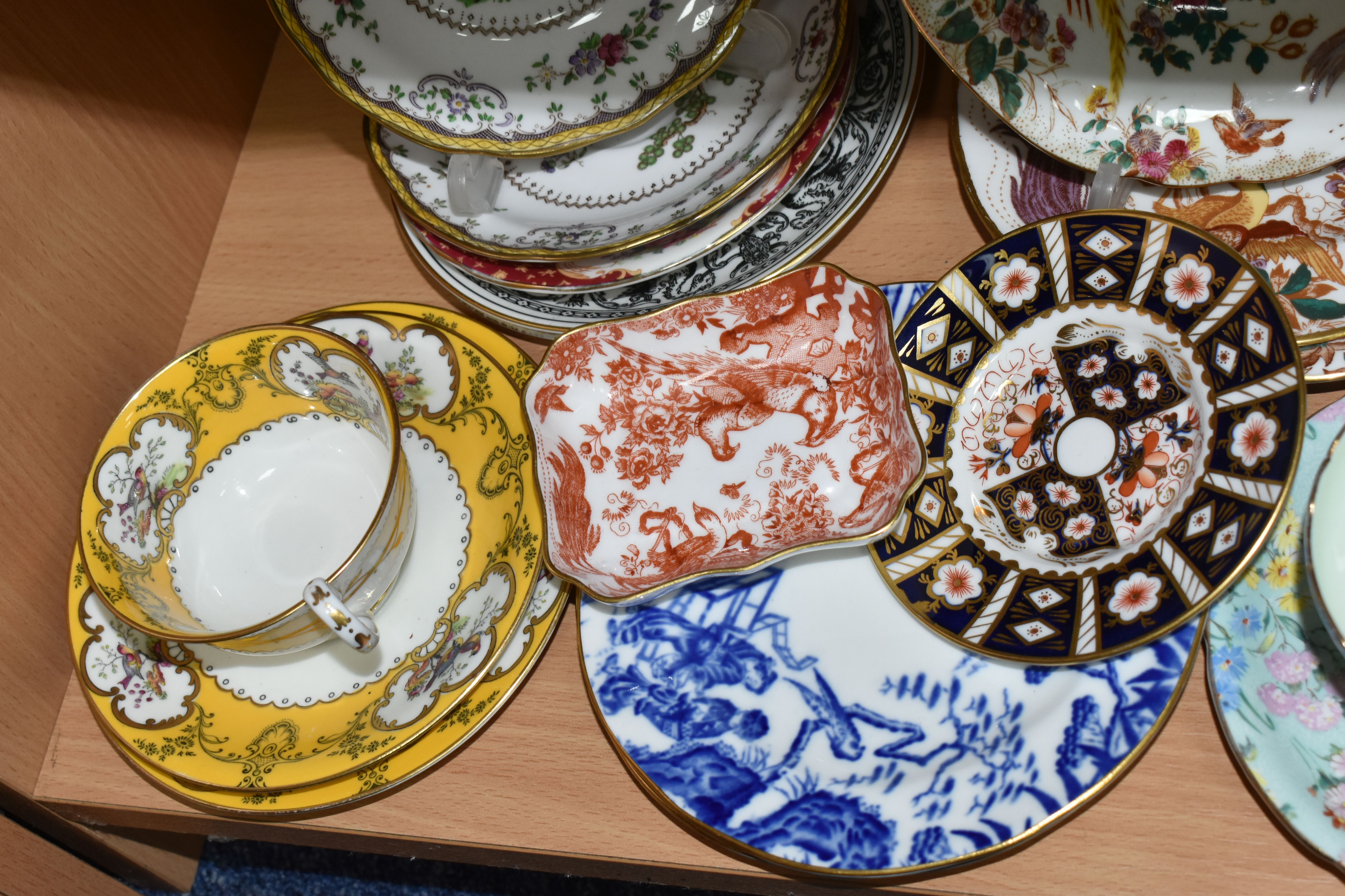 A GROUP OF SHELLEY, ROYAL ALBERT, ROYAL CROWN DERBY AND OTHER TEAWARE, including Royal Albert Old - Image 5 of 11