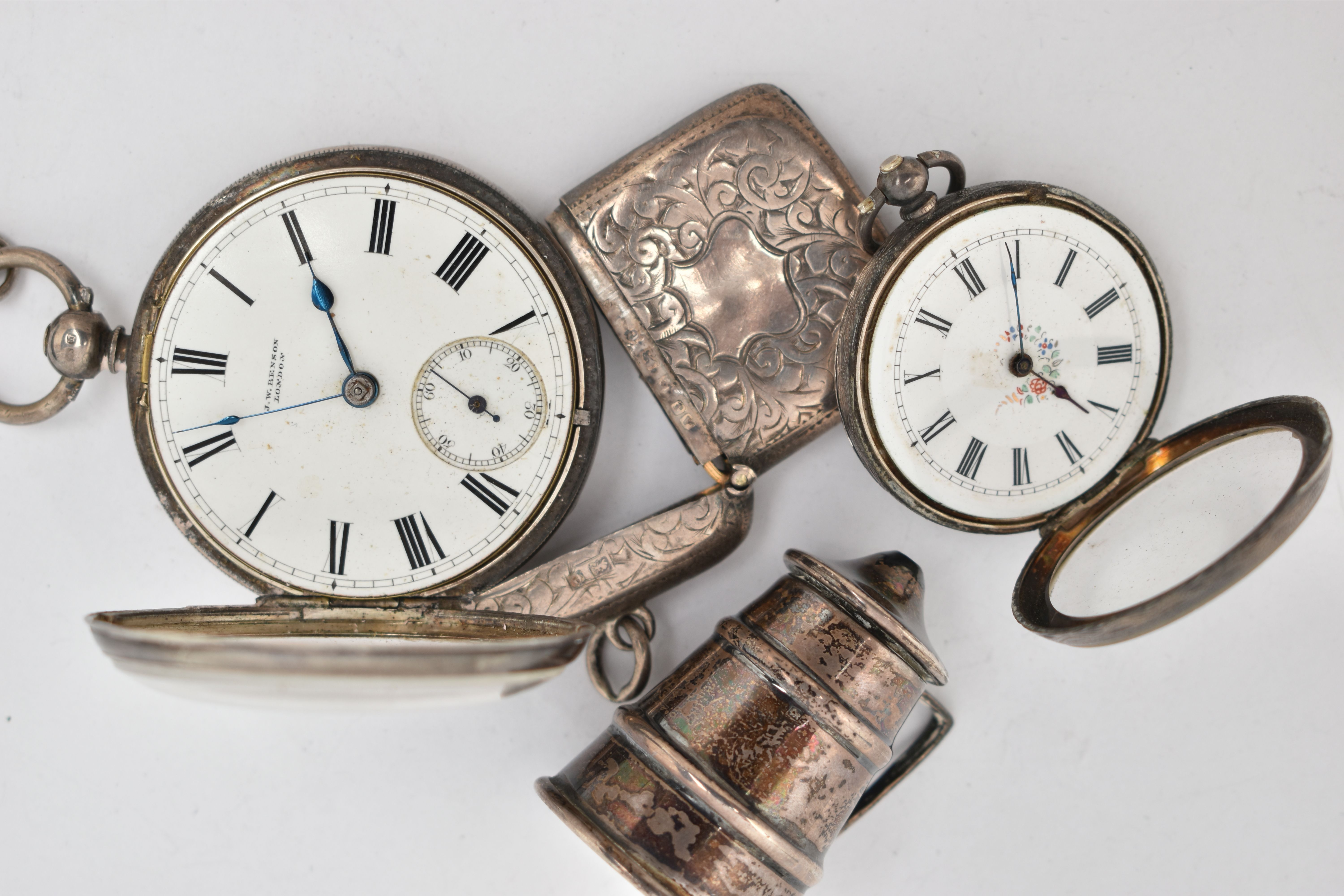 A SMALL COLLECTION OF SILVER ITEMS, to include a silver cased open face pocket watch, key wound - Bild 3 aus 4