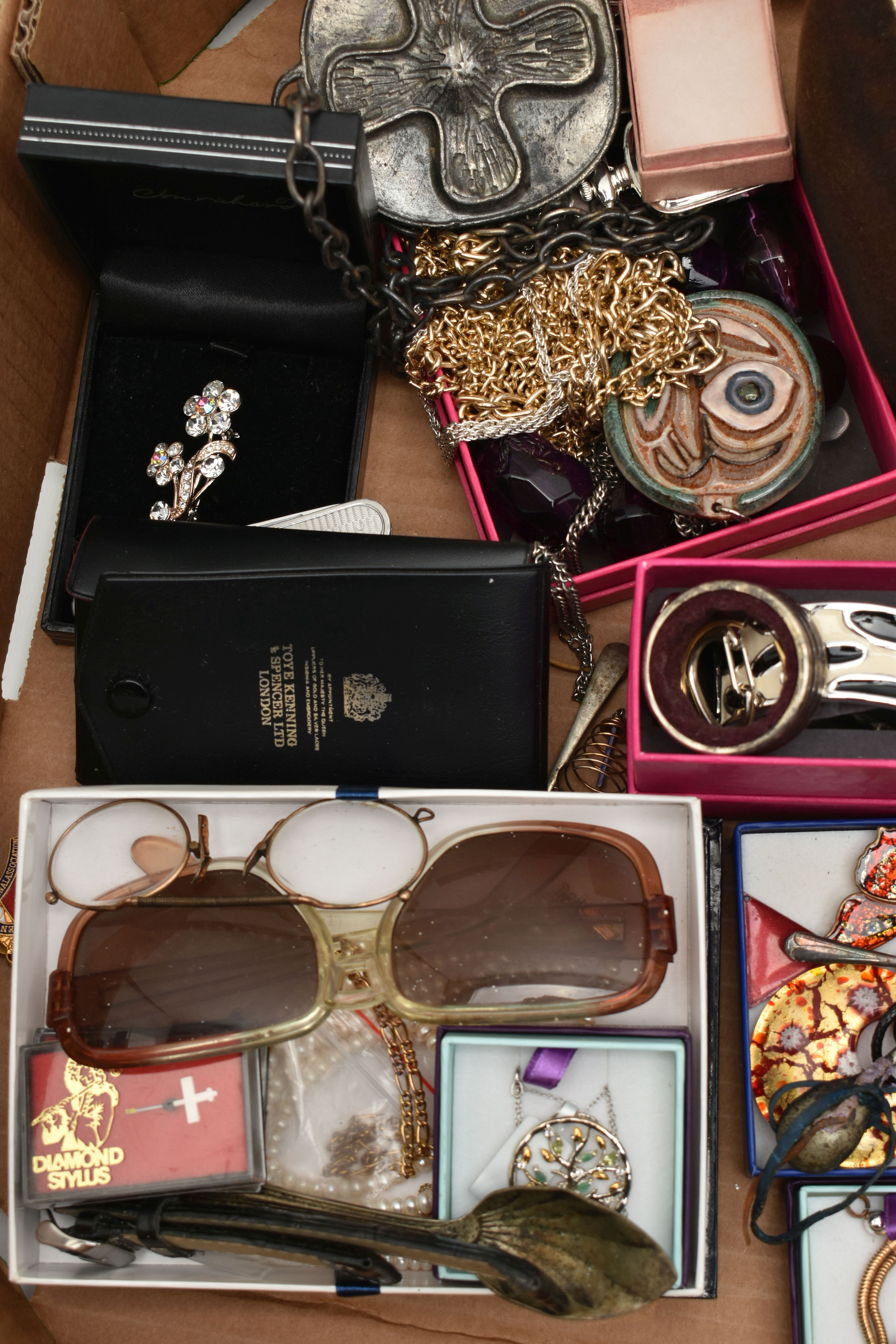 A BOX OF ASSORTED JEWELLERY, to include a selection of chains, necklaces, brooches and earrings, two - Image 2 of 4