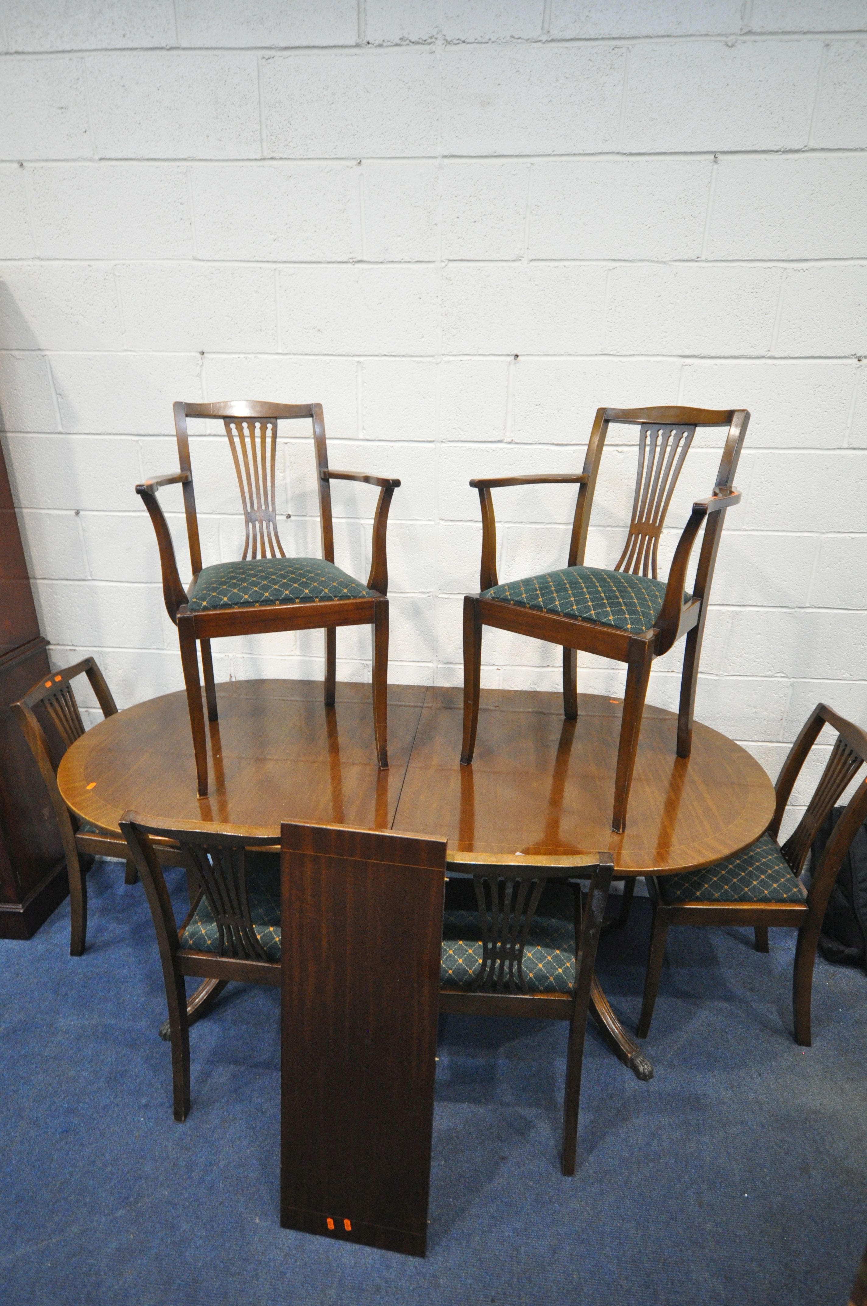 A 20TH CENTURY MAHOGANY OVAL EXTENDING DINING TABLE, with one additional leaf, open length 213cm x - Image 2 of 5