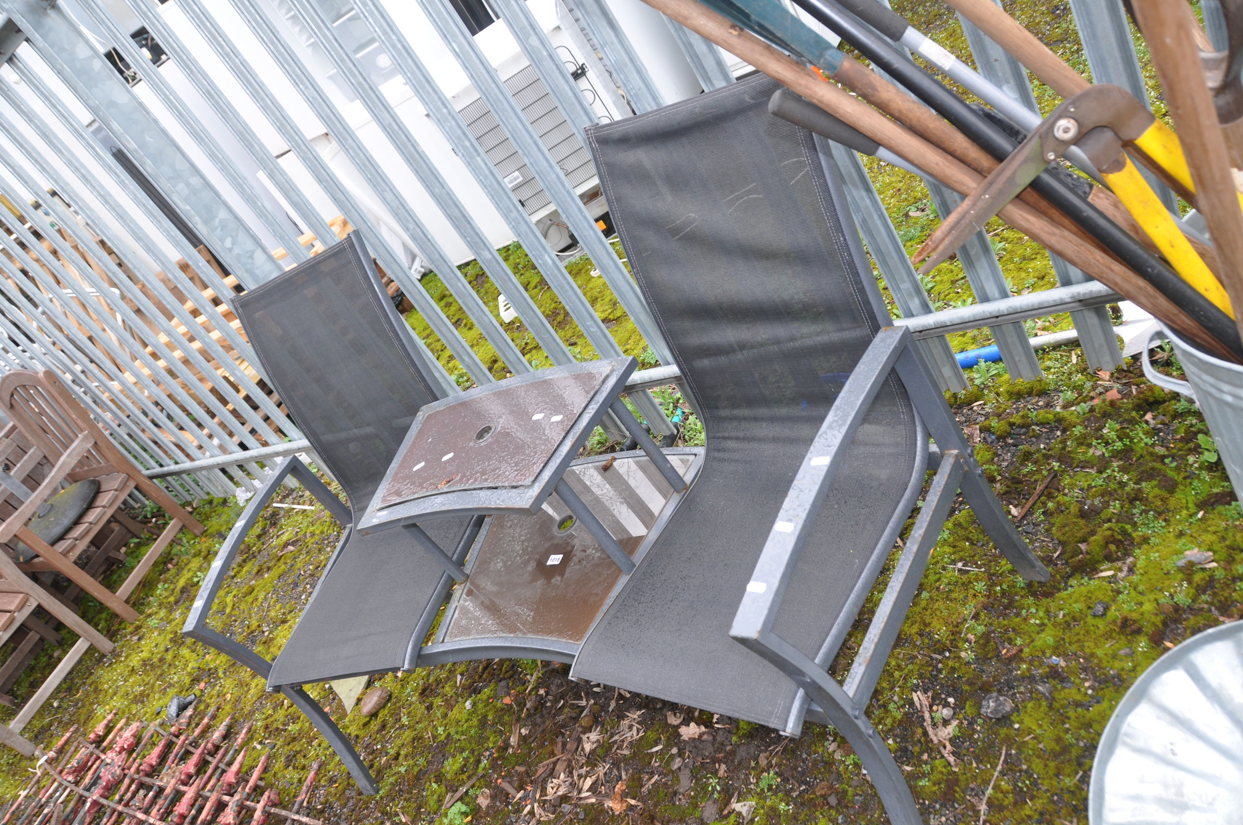 A MODERN METAL GARDEN SEAT WITH CENTRAL GLAZED TABLE width 155cm