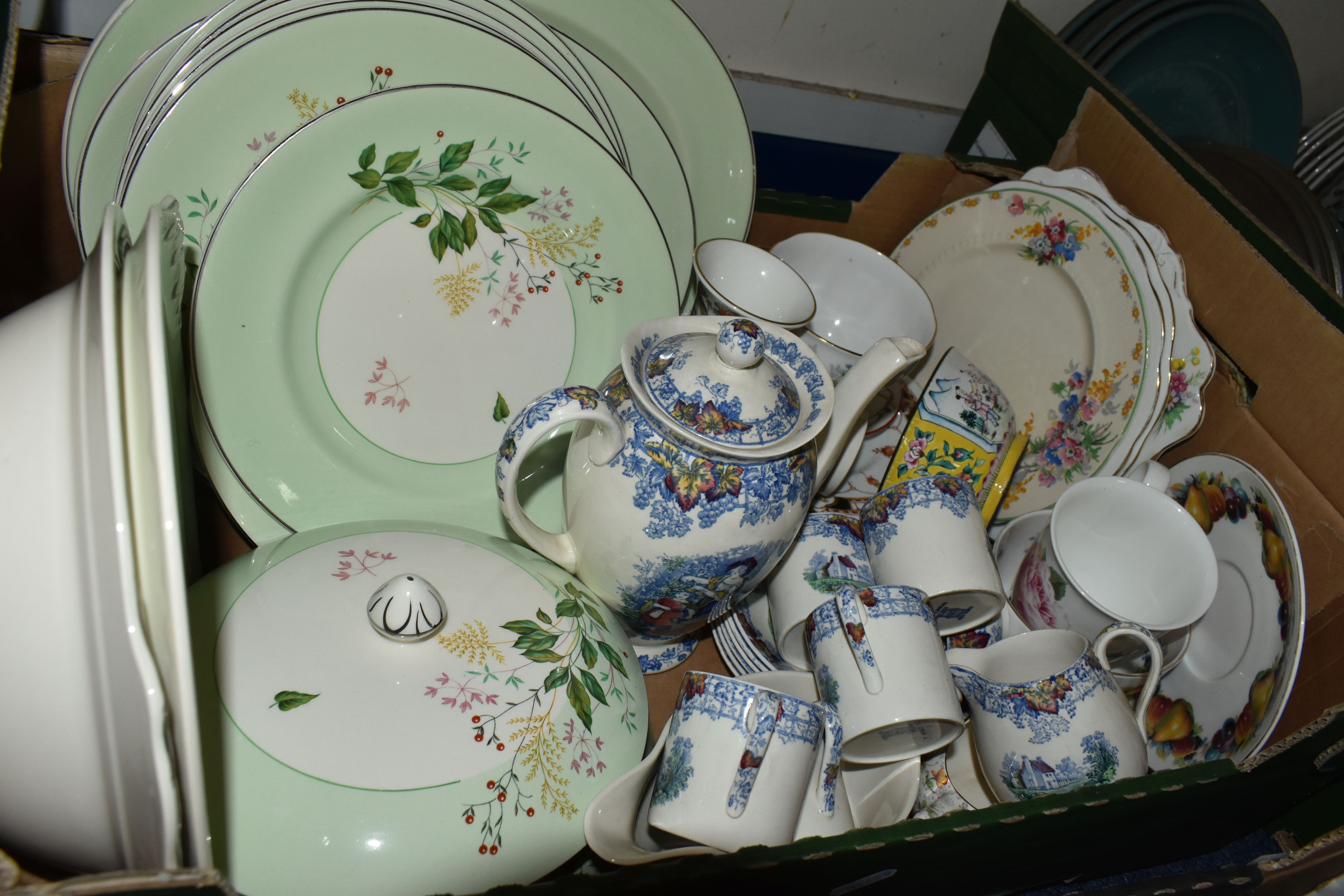 TWO BOXES OF DINNERWARE, to include five pieces of Hornsea Heirloom: two tureens, a coffee pot, a - Image 5 of 5