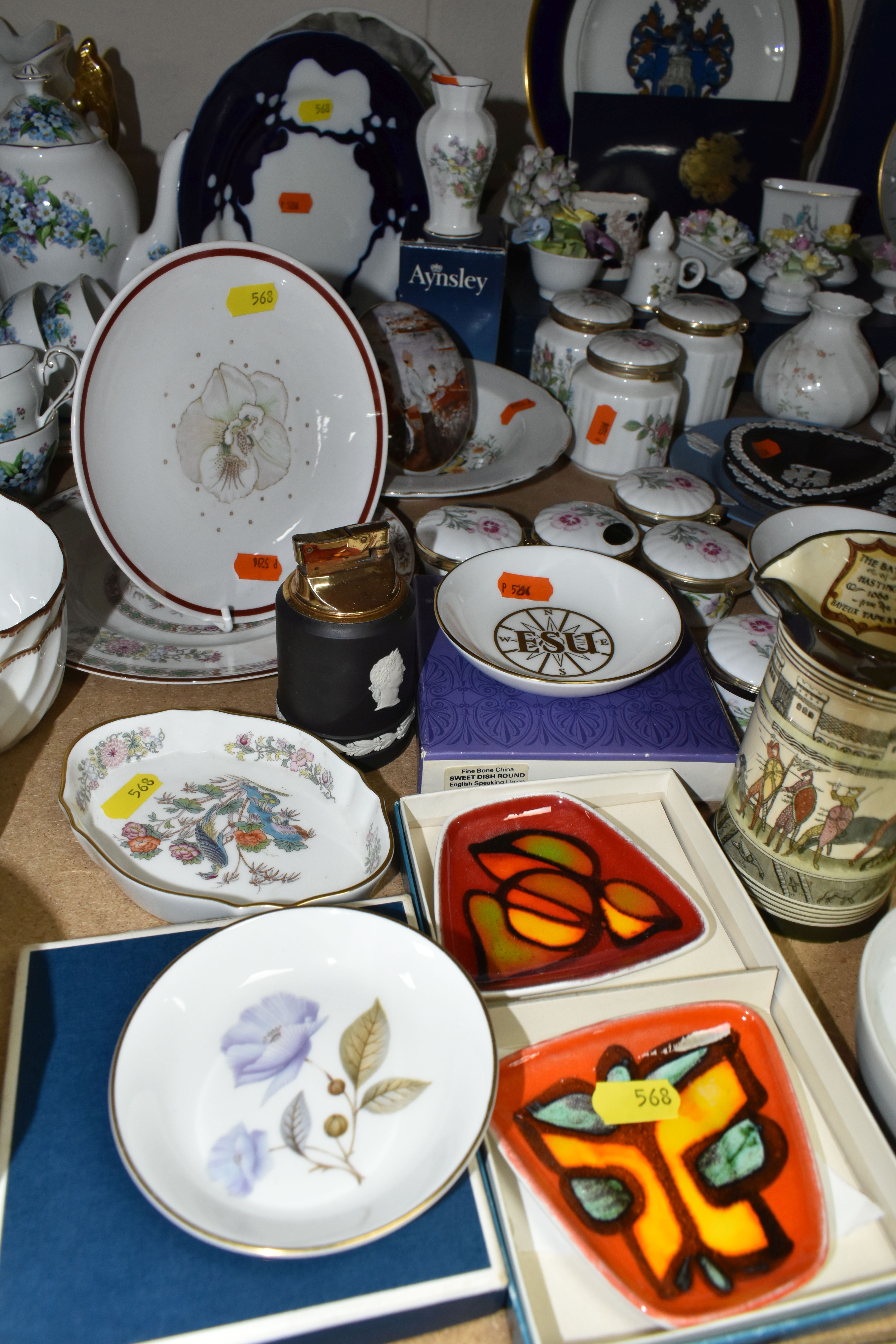 A COLLECTION OF ROYAL DOULTON, AYNSLEY AND WEDGWOOD GIFTWARE AND OTHER CERAMICS, including Royal - Image 4 of 9