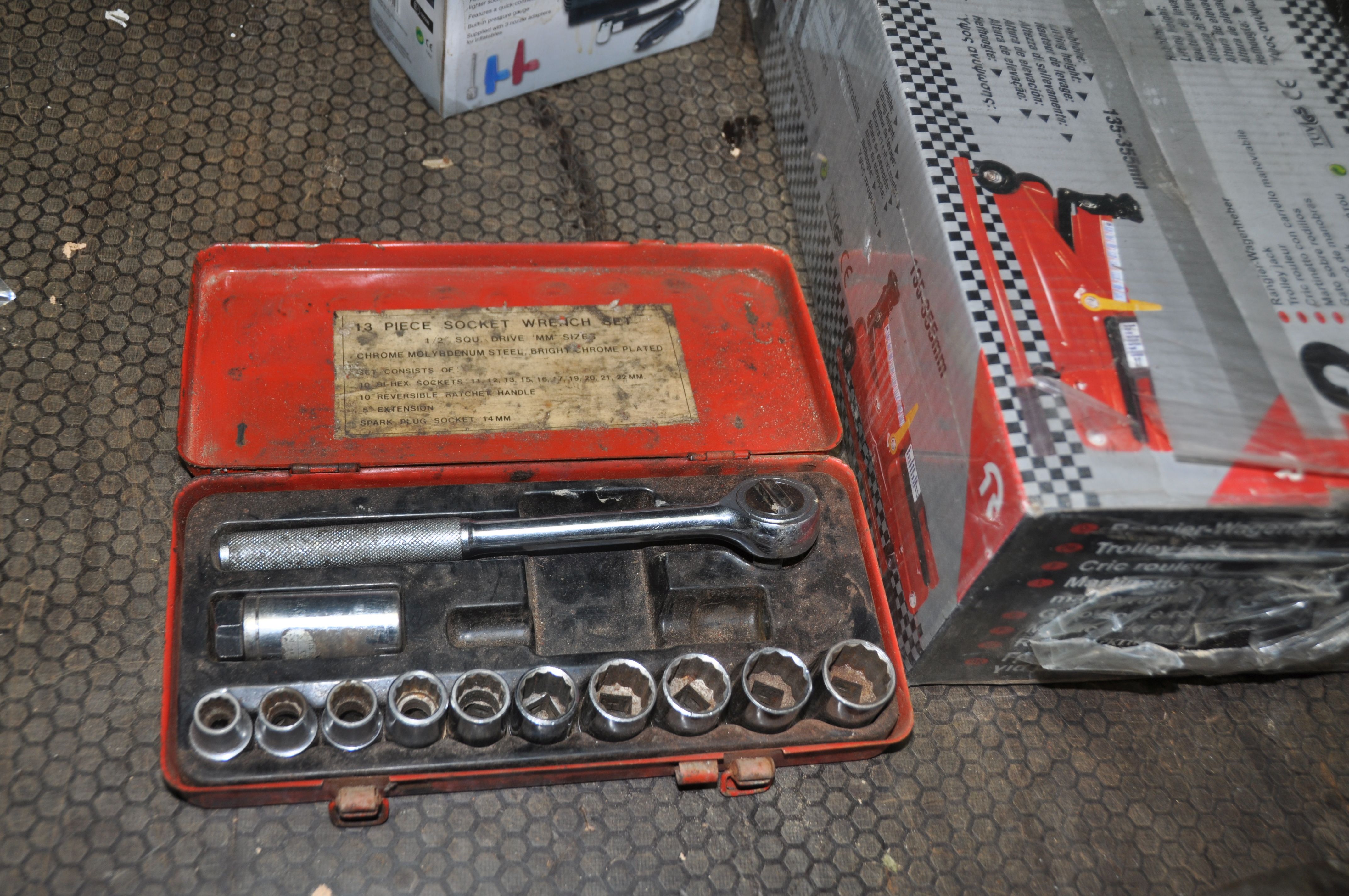 A COLLECTION OF AUTOMOTIVE TOOLS including a brand new still packaged 2 tonne trolley jack, two ' - Image 5 of 5