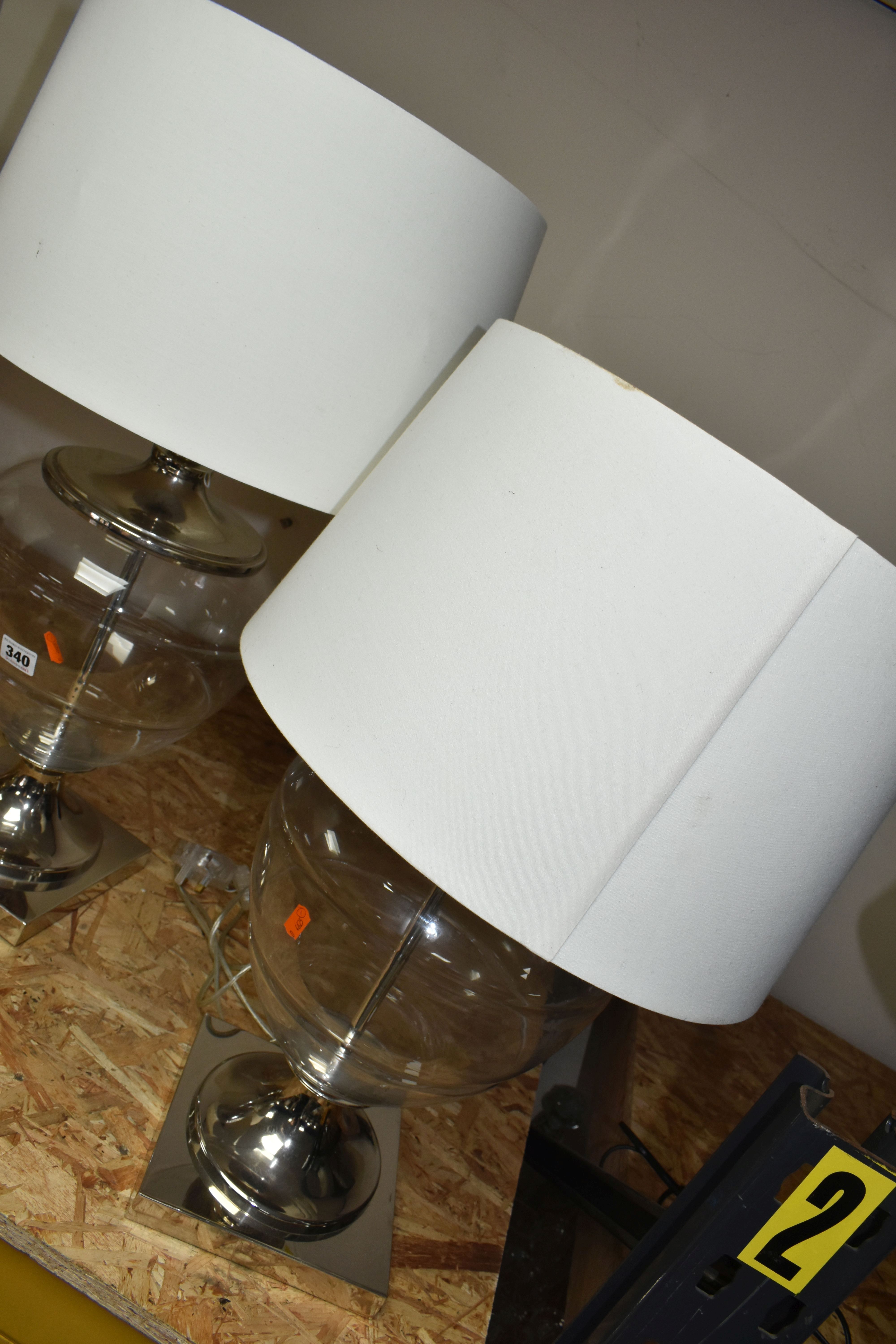 TWO MODERN TABLE LAMPS, with glass bodies and cream shades, height to top of fitting approximately - Bild 4 aus 4