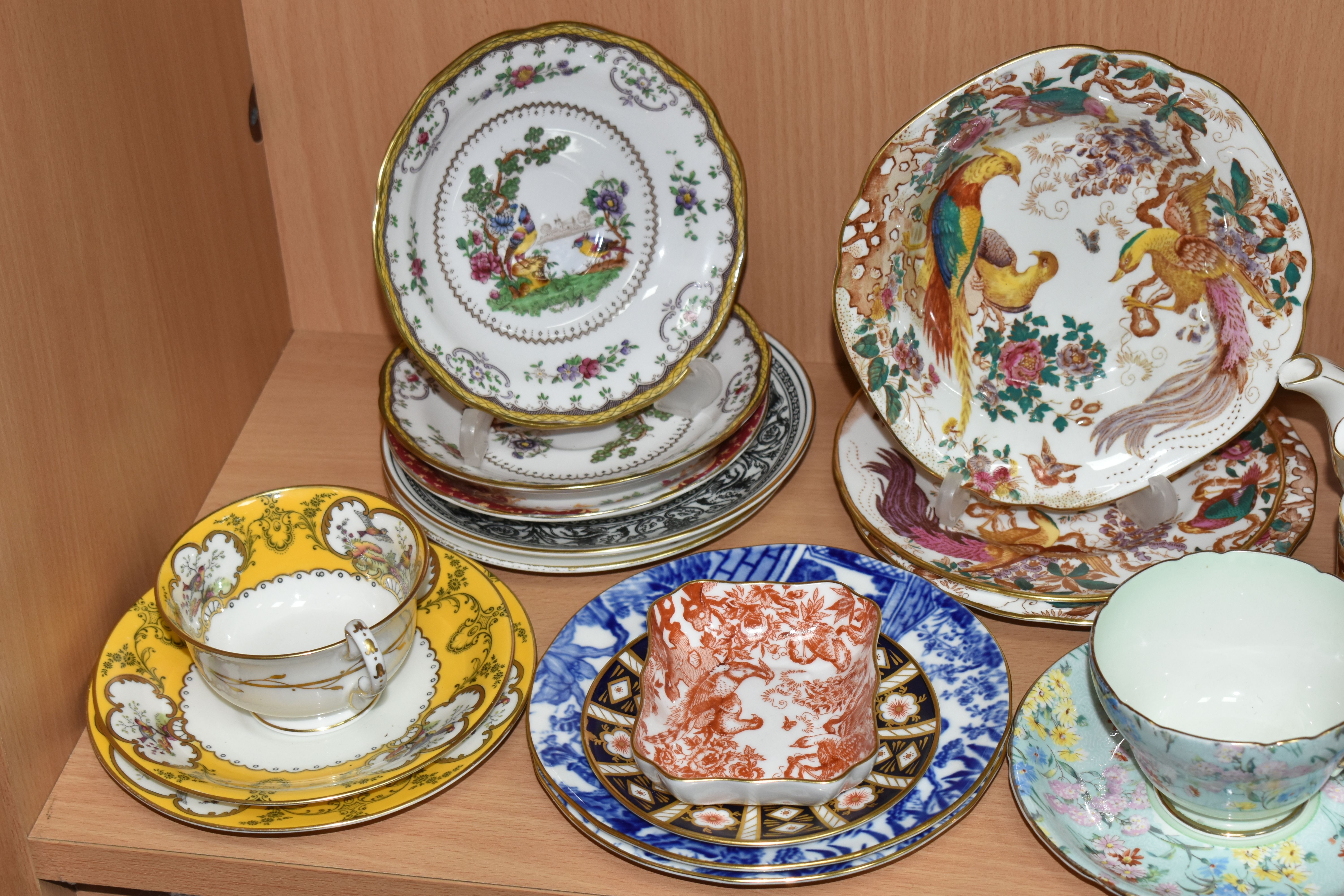 A GROUP OF SHELLEY, ROYAL ALBERT, ROYAL CROWN DERBY AND OTHER TEAWARE, including Royal Albert Old - Image 4 of 11