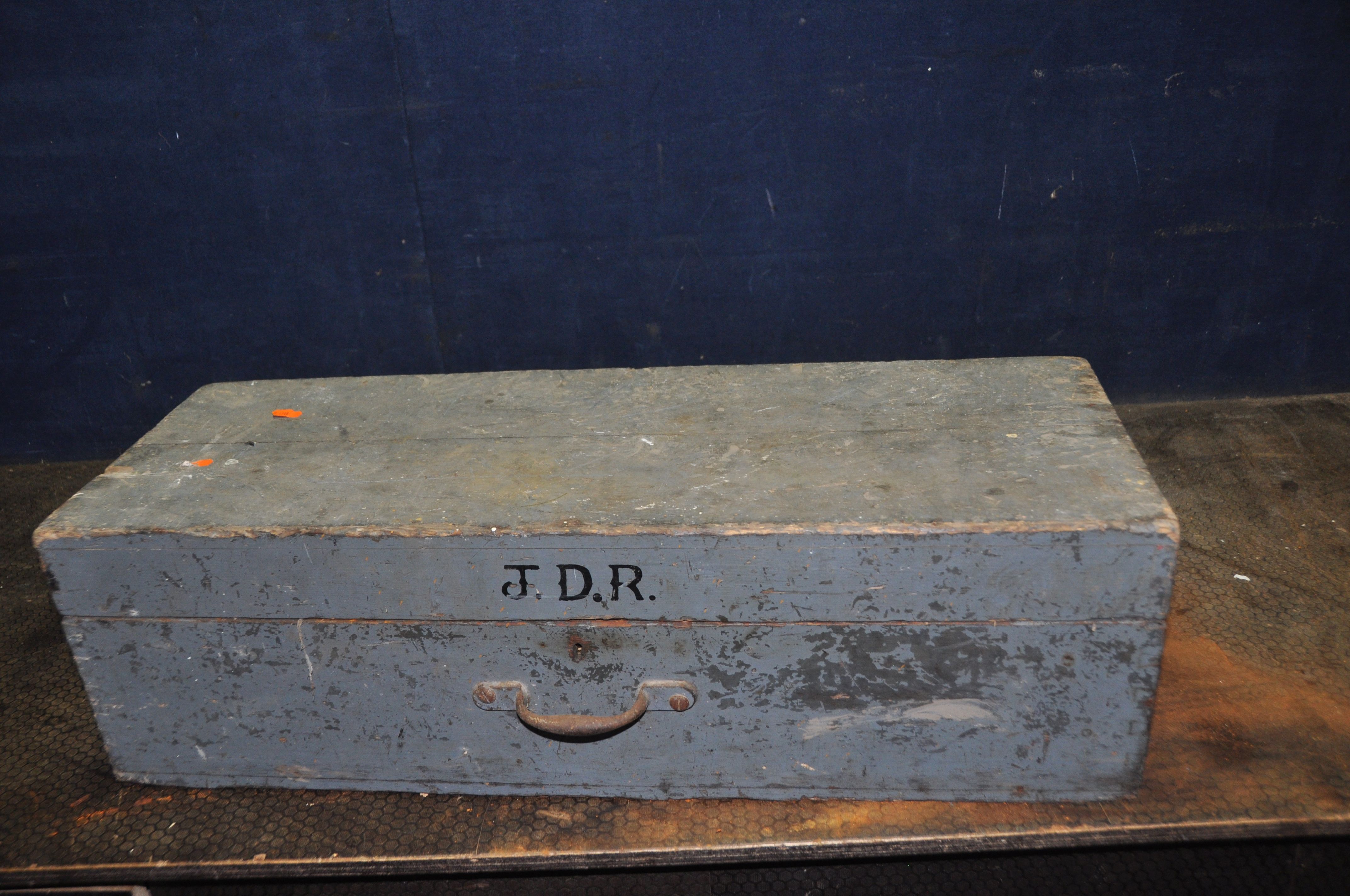A VINTAGE CARPENTERS TOOLBOX CONTAINING TOOLS including a Stanley No6 and a No 4 1/2 planes, a - Image 8 of 8