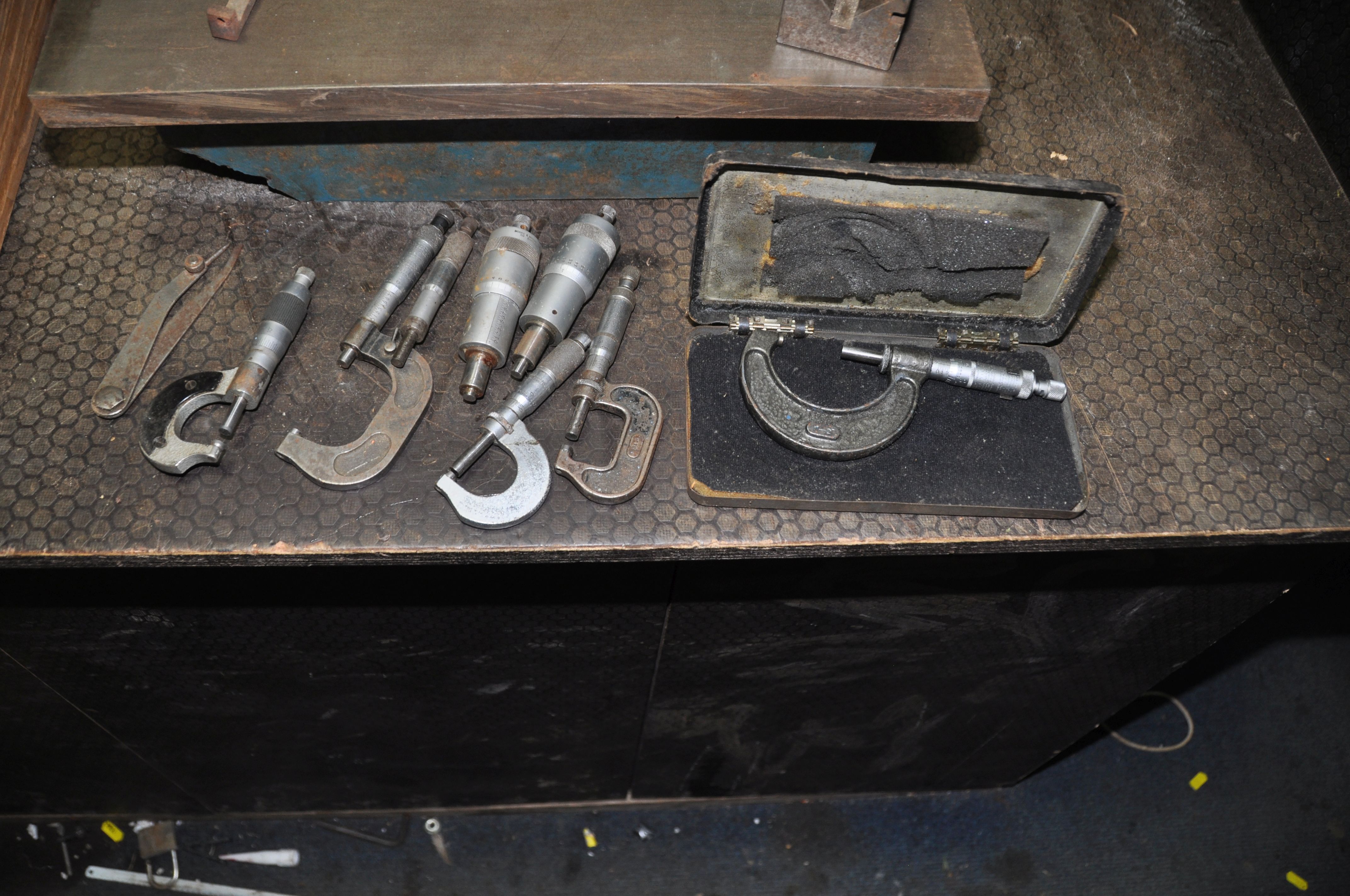 A SELECTION OF ENGINEER MARKING AND MEASURING EQUIPMENT including a 18in square marking table with - Image 3 of 6