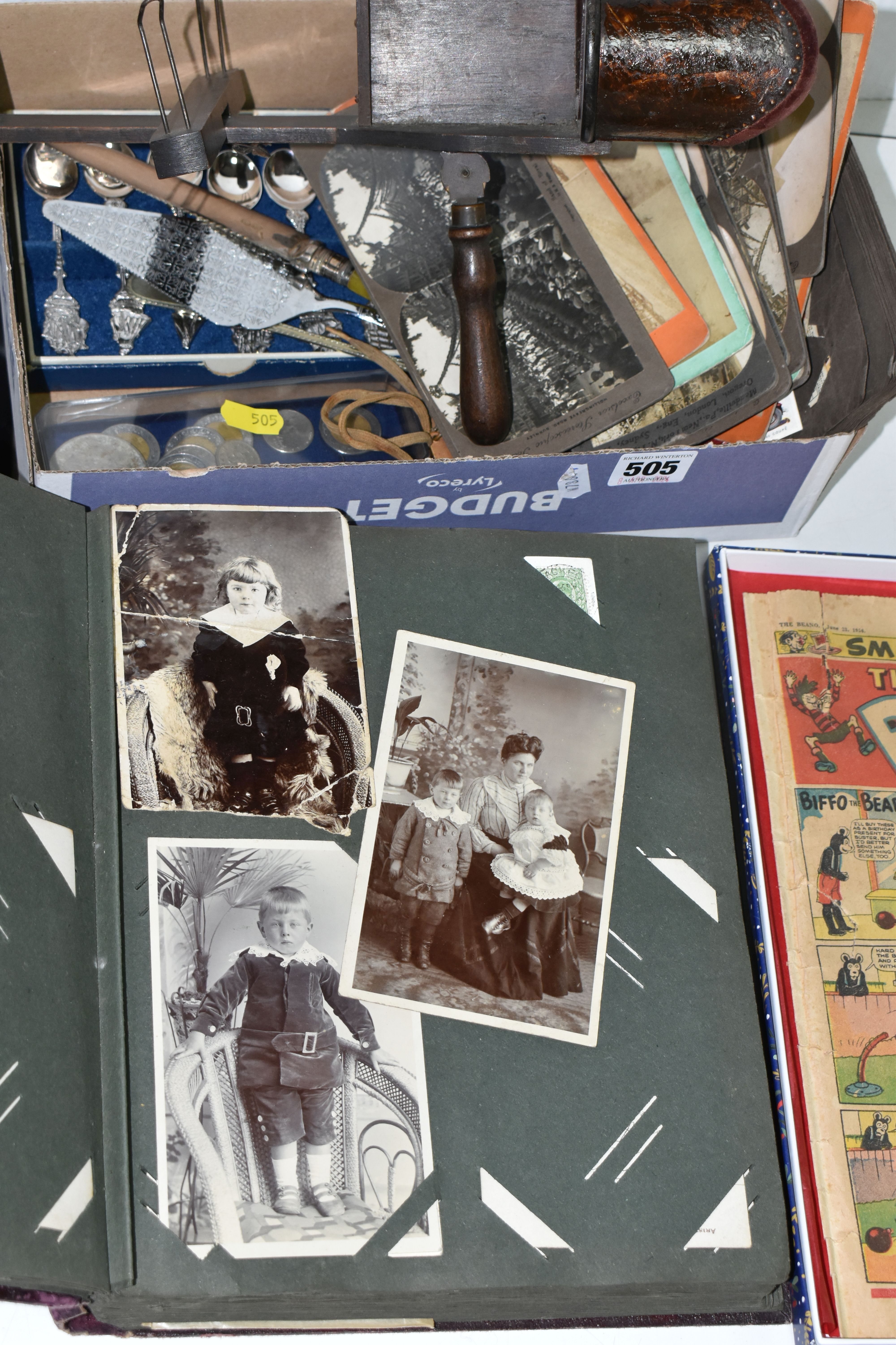 A GROUP OF EPHEMERA INCLUDING STEREOSCOPIC VIEWER, EDWARDIAN POSTCARD ALBUM AND CONTENTS, ETC, the - Image 16 of 17