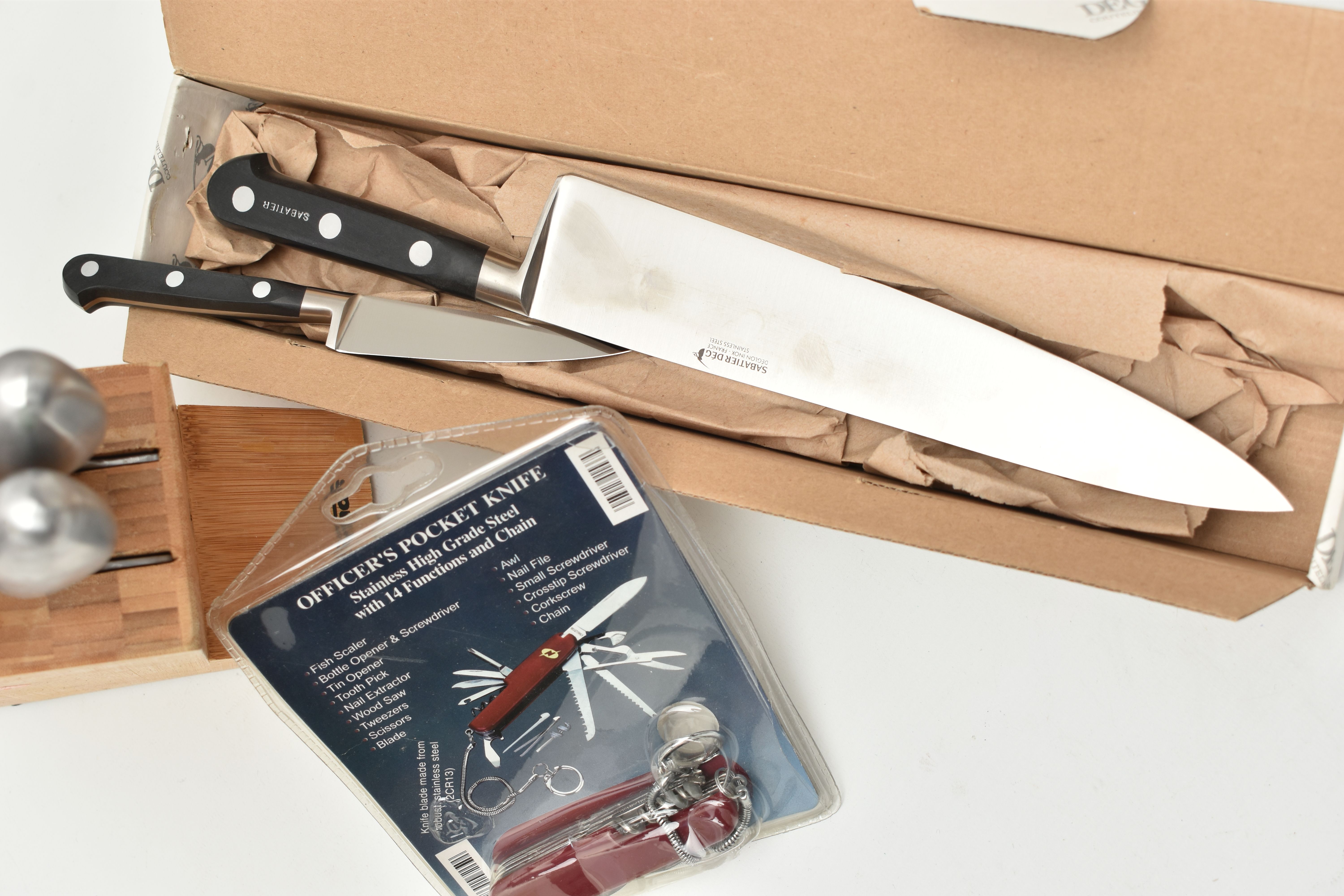 AN ASSORTMENT OF KITCHEN KNIVES AND A POCKET KNIFE, to include 'Sabatier' kitchen knives, a set of - Image 2 of 3