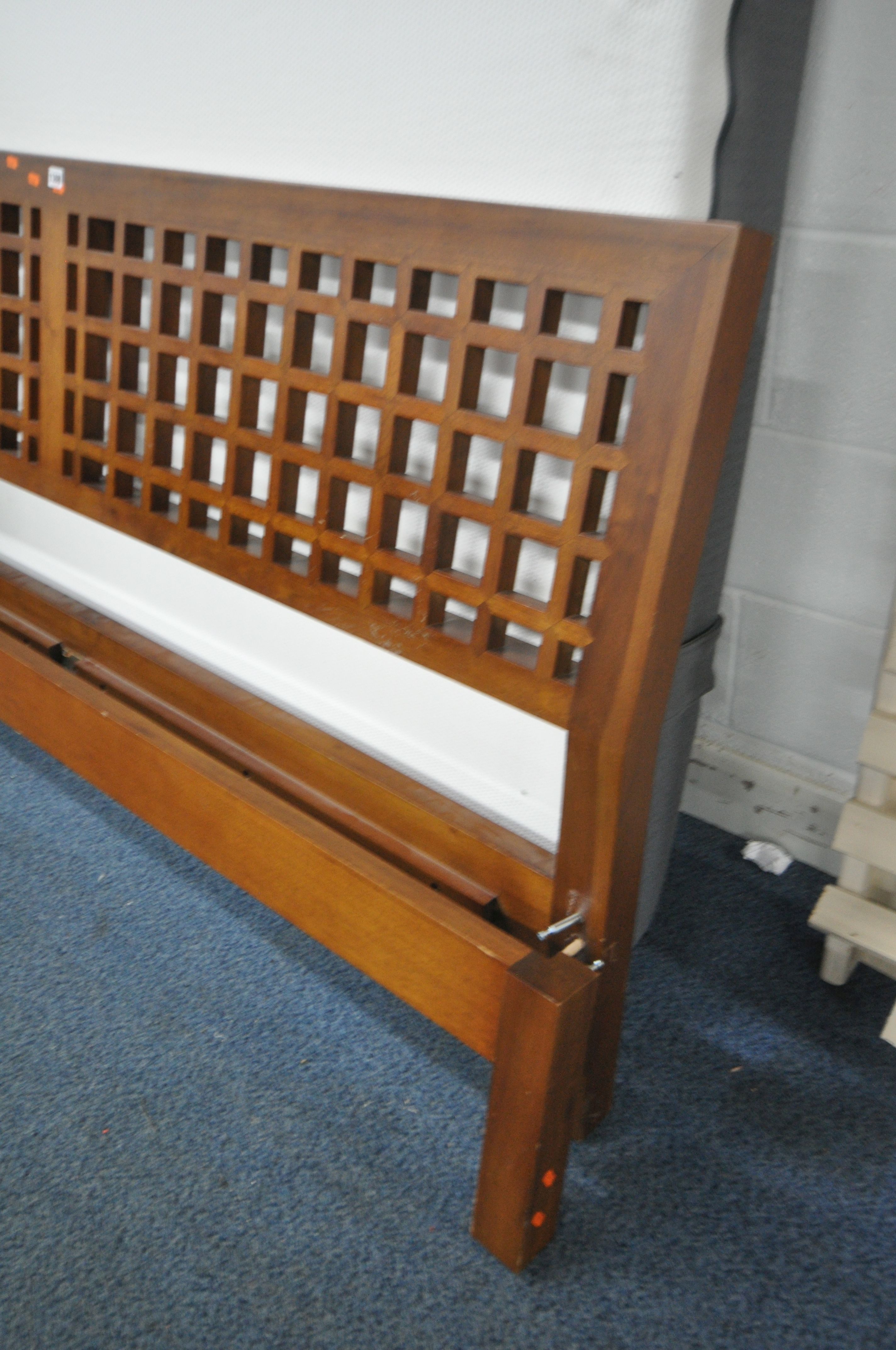 A HARDWOOD 6FT BEDSTEAD, with side rails and pine slats (condition report: scuffs and scratches) - Bild 2 aus 3