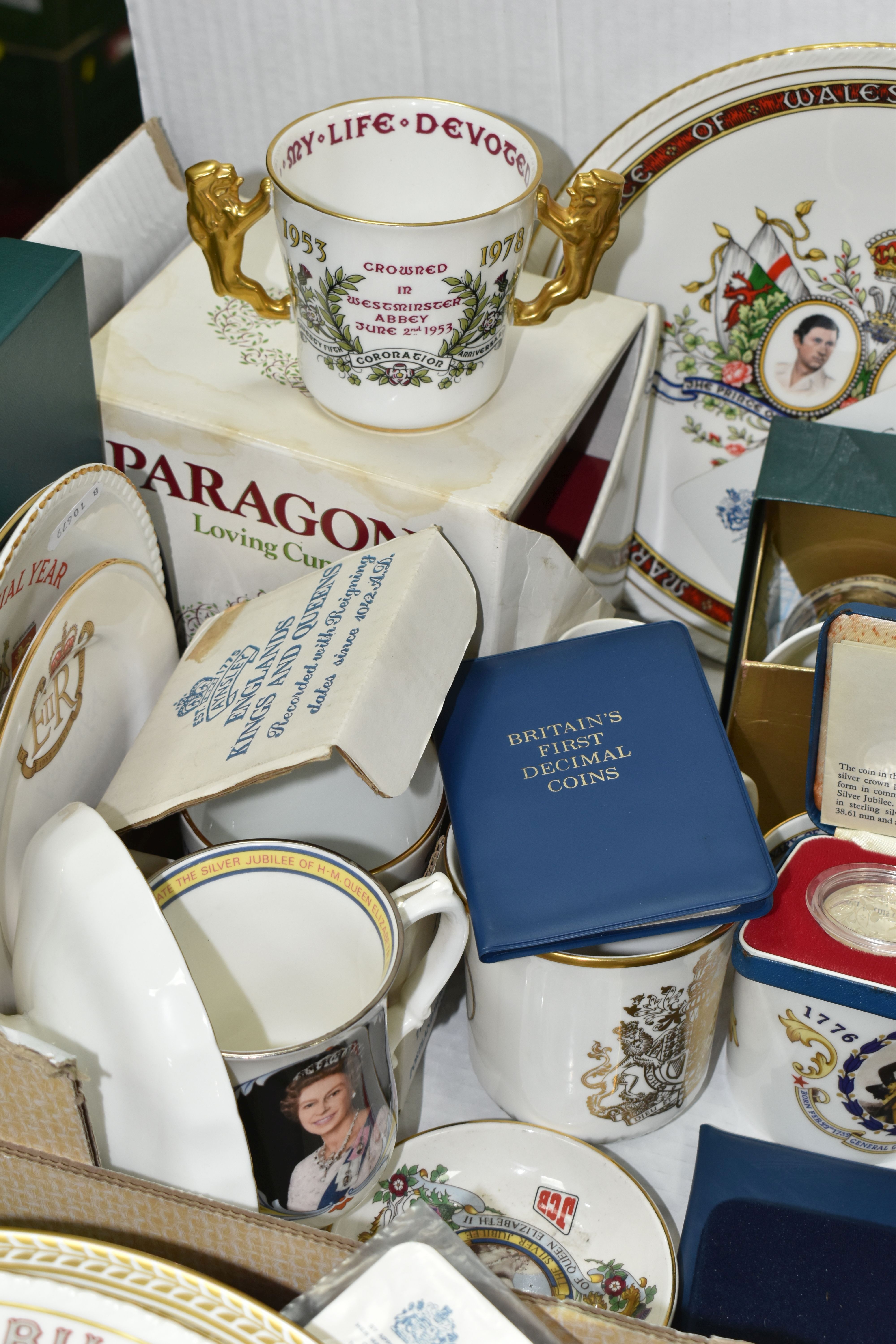 ONE BOX AND LOOSE ROYAL COMMEMORATIVE ITEMS AND COLLECTOR'S PLATES, to include two boxed wedgwood ' - Image 8 of 8