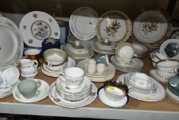 A COLLECTION OF NAMED CERAMICS AND TEAWARE, comprising a Wedgwood 'Westbury' pattern tea cup,