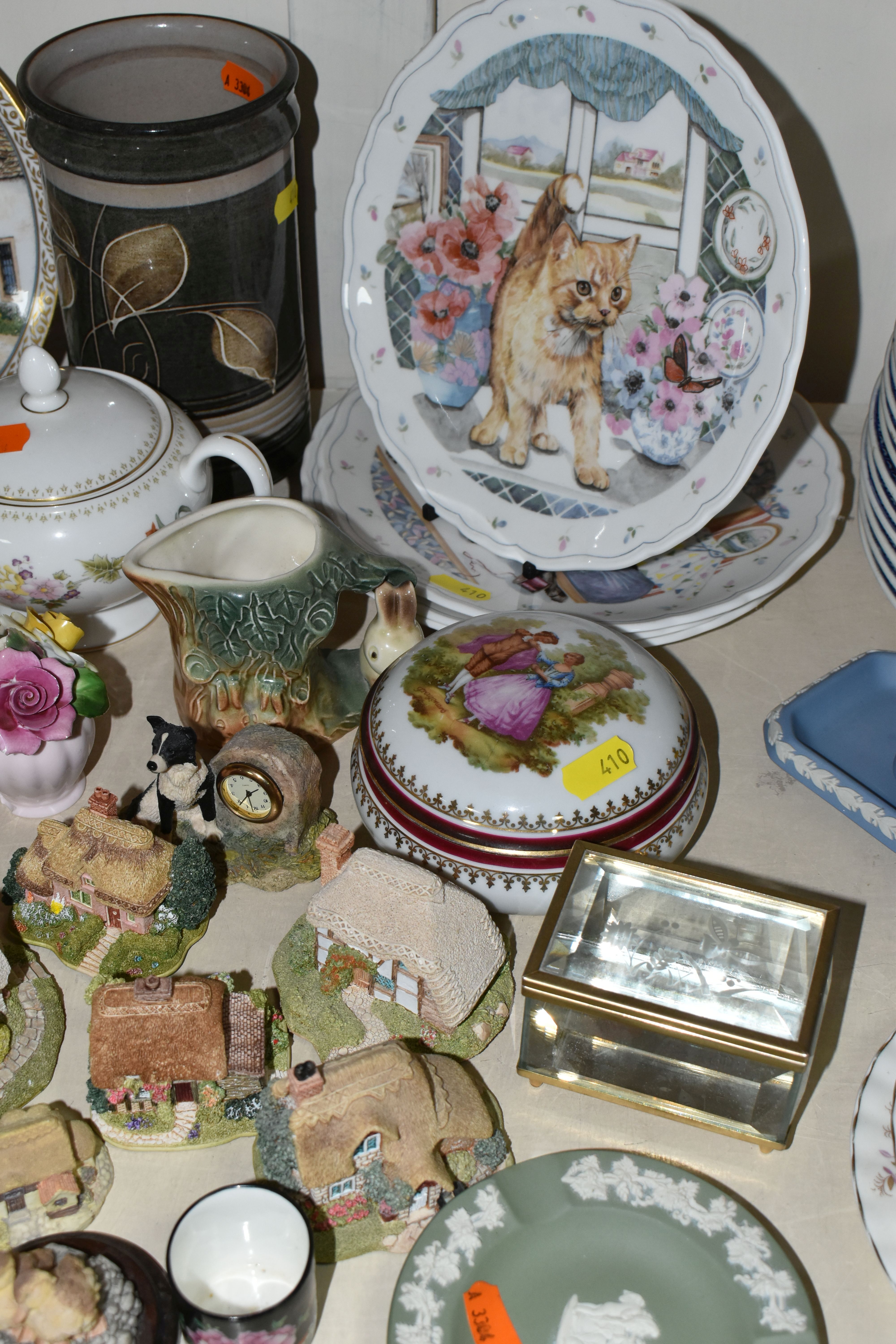 A COLLECTION OF 20TH CENTURY CERAMIC ORNAMENTS, GIFTWARES, ETC, including six small Lilliput Lane - Image 2 of 5
