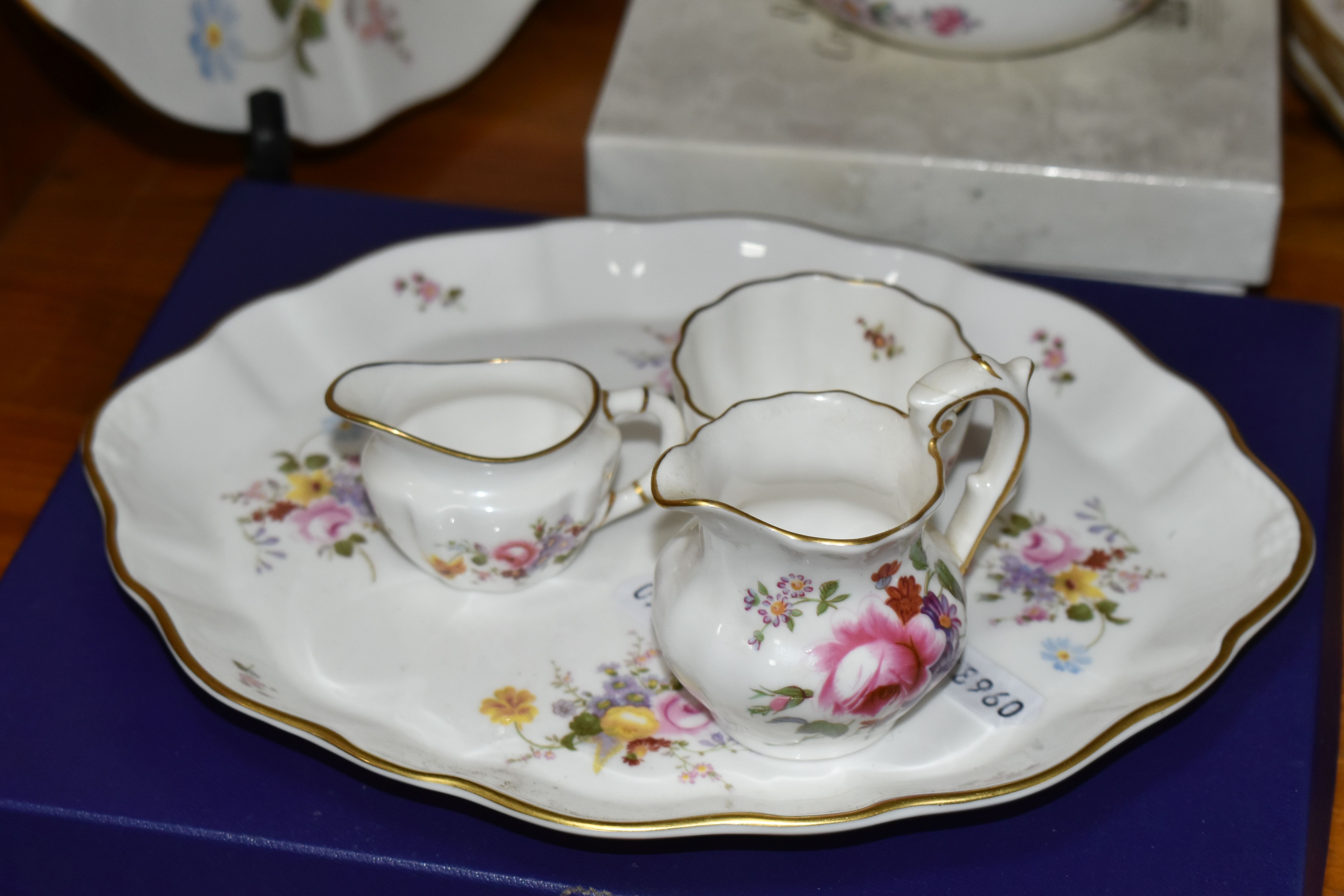 A QUANTITY OF ROYAL CROWN DERBY 'DERBY POSIES' PATTERN TEA AND DINNERWARE, ETC, a small number of - Image 9 of 12