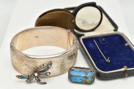 A SILVER BANGLE AND OTHER JEWELLERY ITEMS, a wide hinged bangle etched with floral detail and a matt