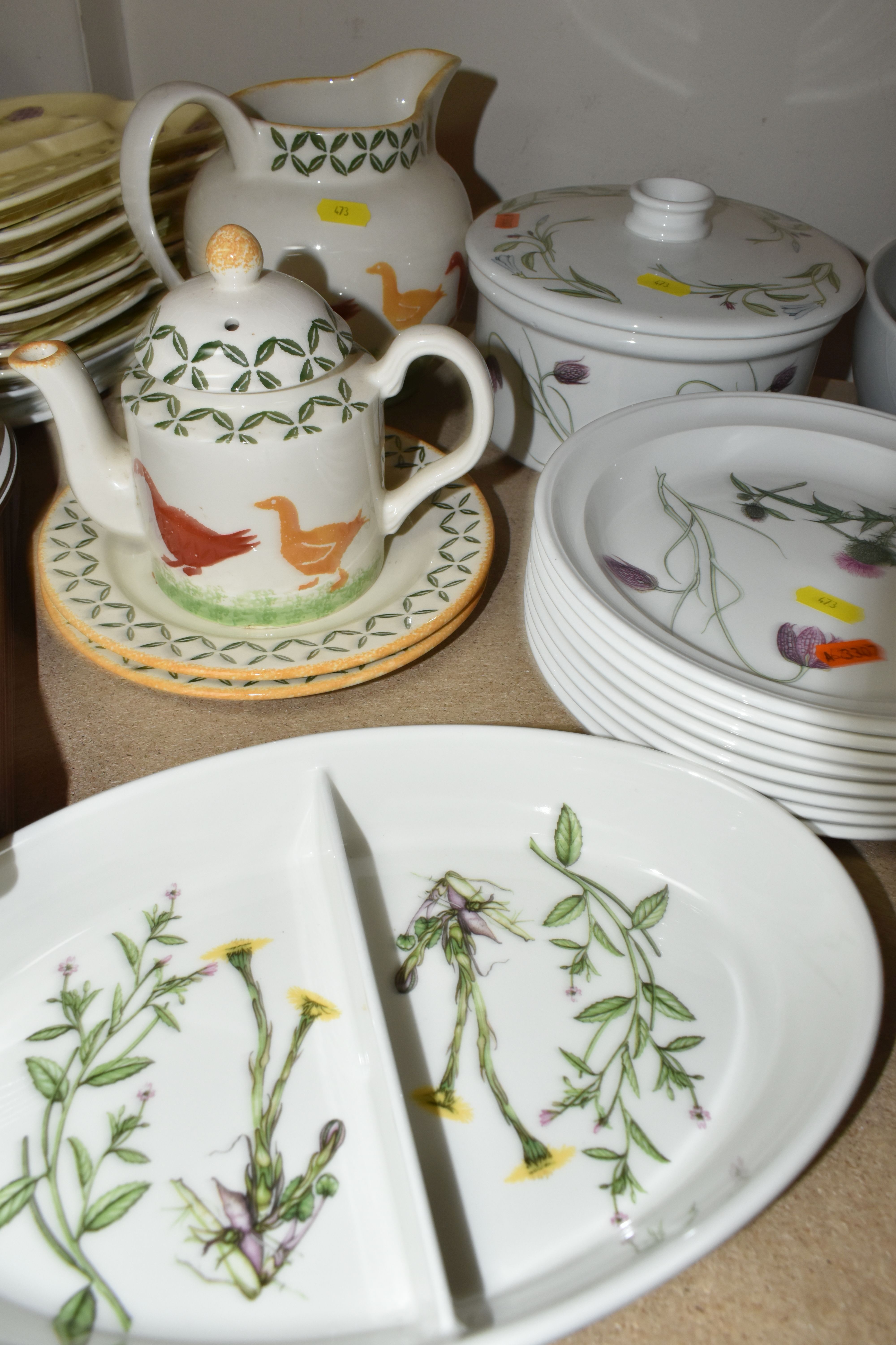 A QUANTITY OF TABLEWARES ETC, to include Royal Worcester Evesham and Evesham Vale storage jars and - Image 3 of 9