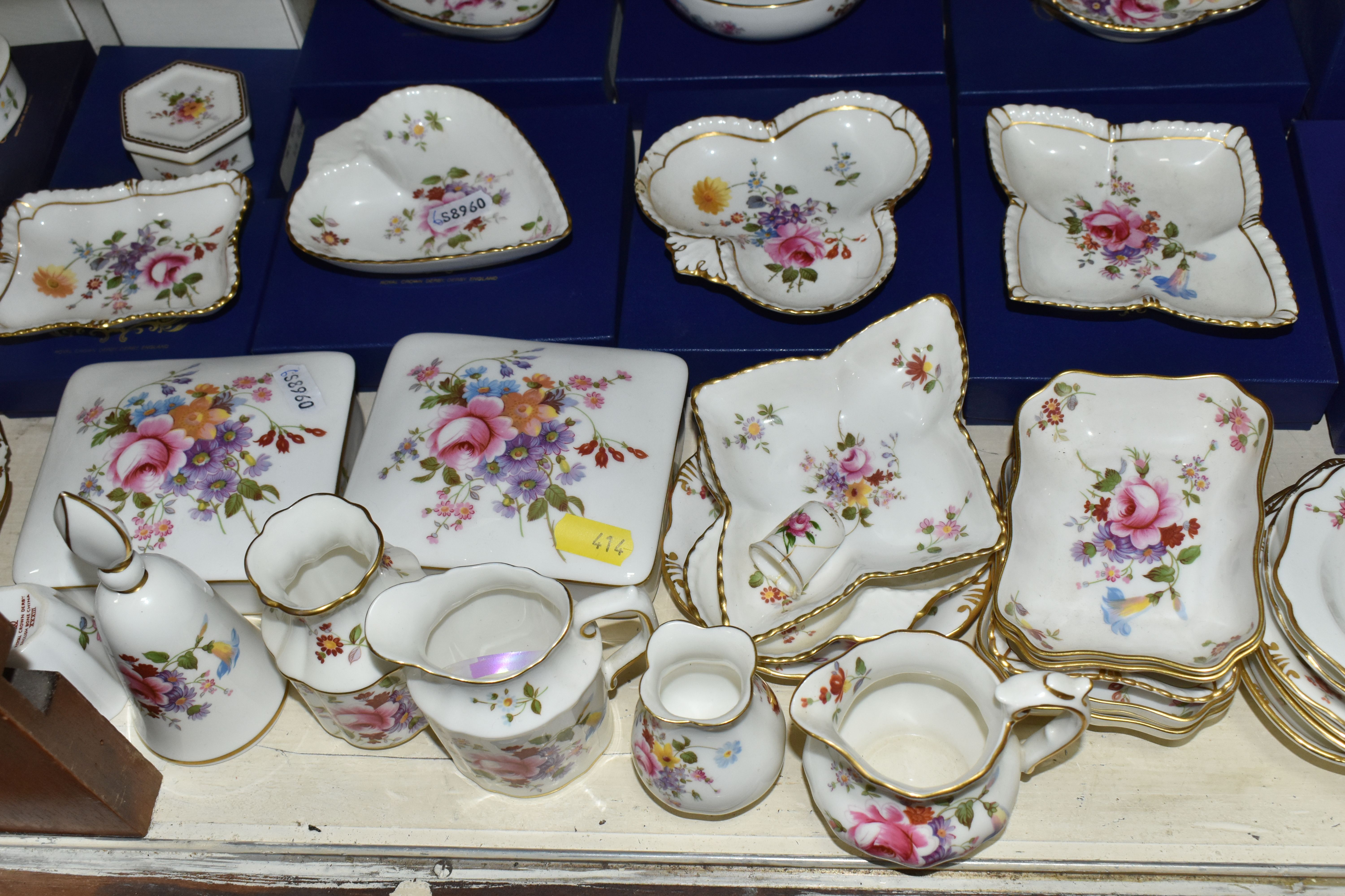 A QUANTITY OF BOXED AND LOOSE ROYAL CROWN DERBY 'DERBY POSIES' GIFTWARE AND TABLEWARE, including a - Image 4 of 7