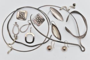 AN ASSORTMENT OF WHITE METAL CONTEMPORY JEWELLERY, to include three collar style necklaces, two